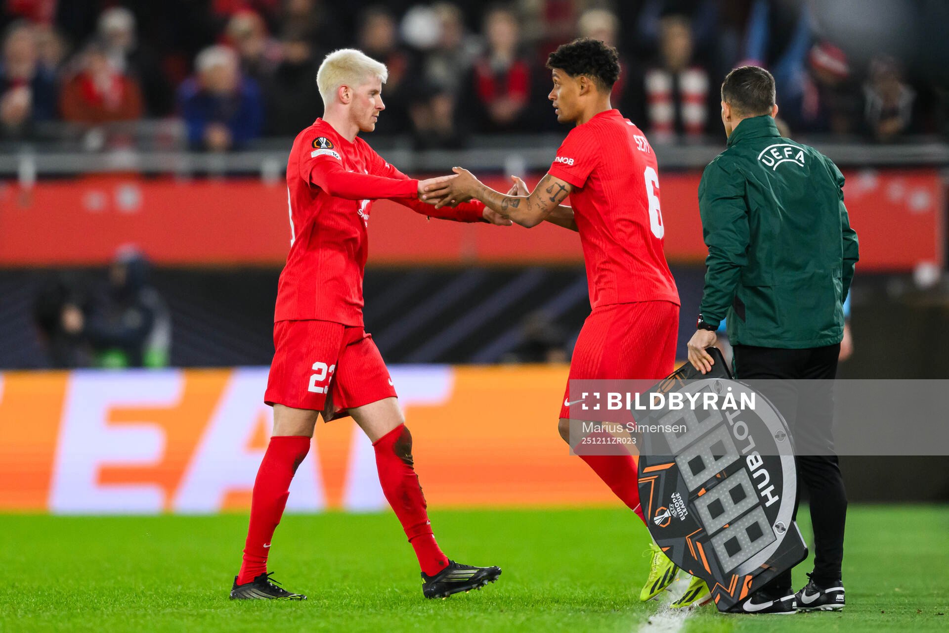 Thore Pedersen changes with Japhet Sery Larsen of Brann