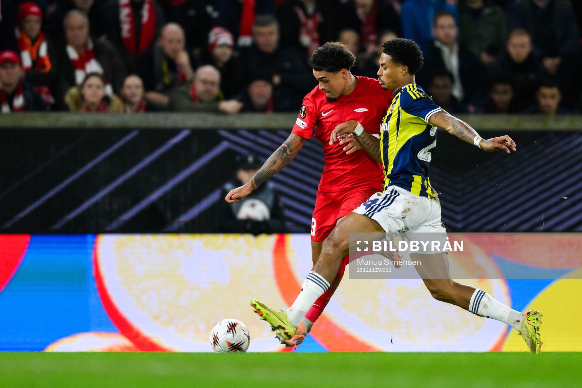 Noah Jean Holm of Brann and Jayden Oosterwolde of Fenerbahce