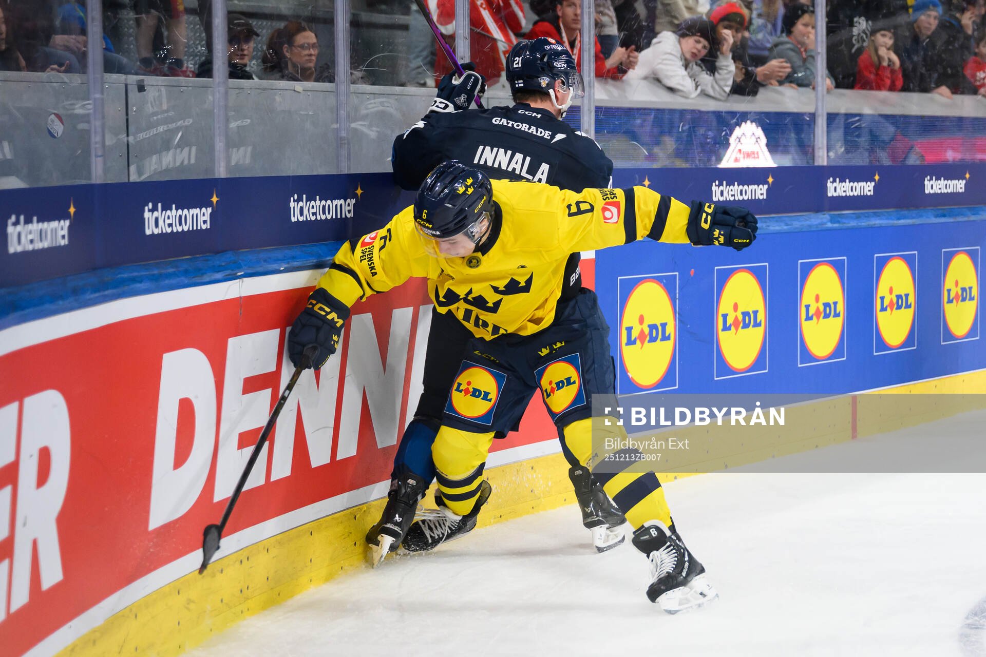 Jere Innala of Finland and Isac Hedqvist of Sweden in the