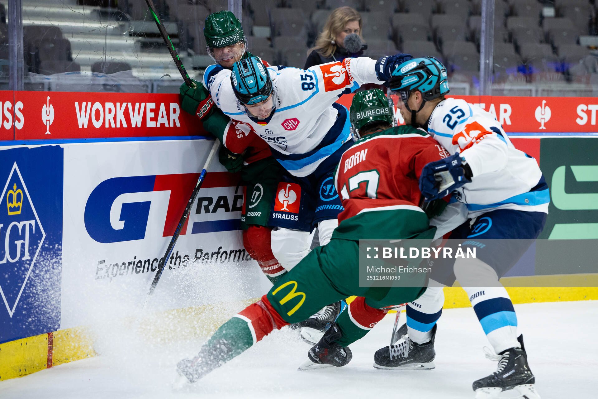 Nicklas Lasu and Isac Born of Frölunda against Luca Hauf