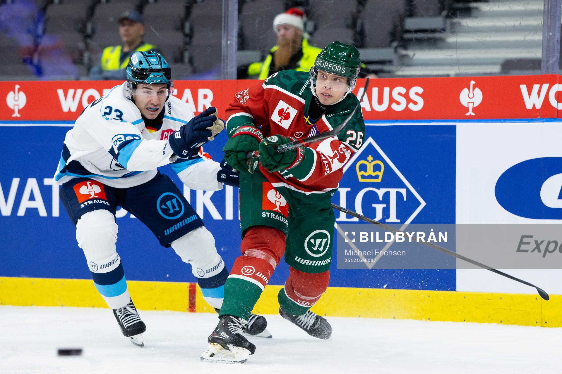 Jakon Smallwood of Ingolstadt and Isac Heens of Frölunda