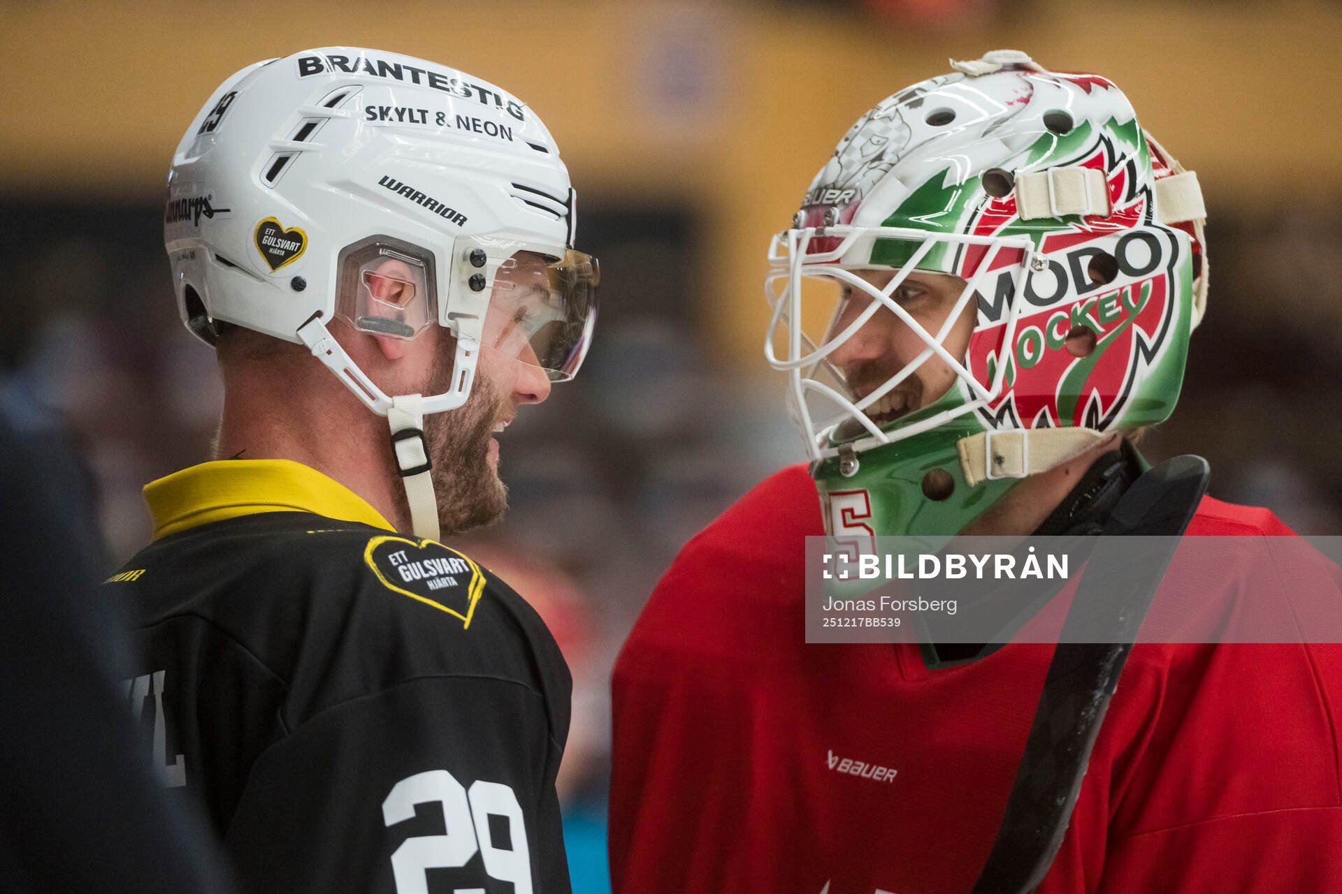 Västerås Kim Rosdahl och Modos målvakt Adam Werner