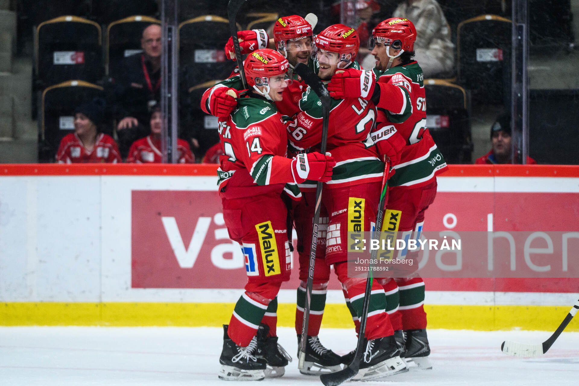 Modos David Rundblad jublar med lagkamrater