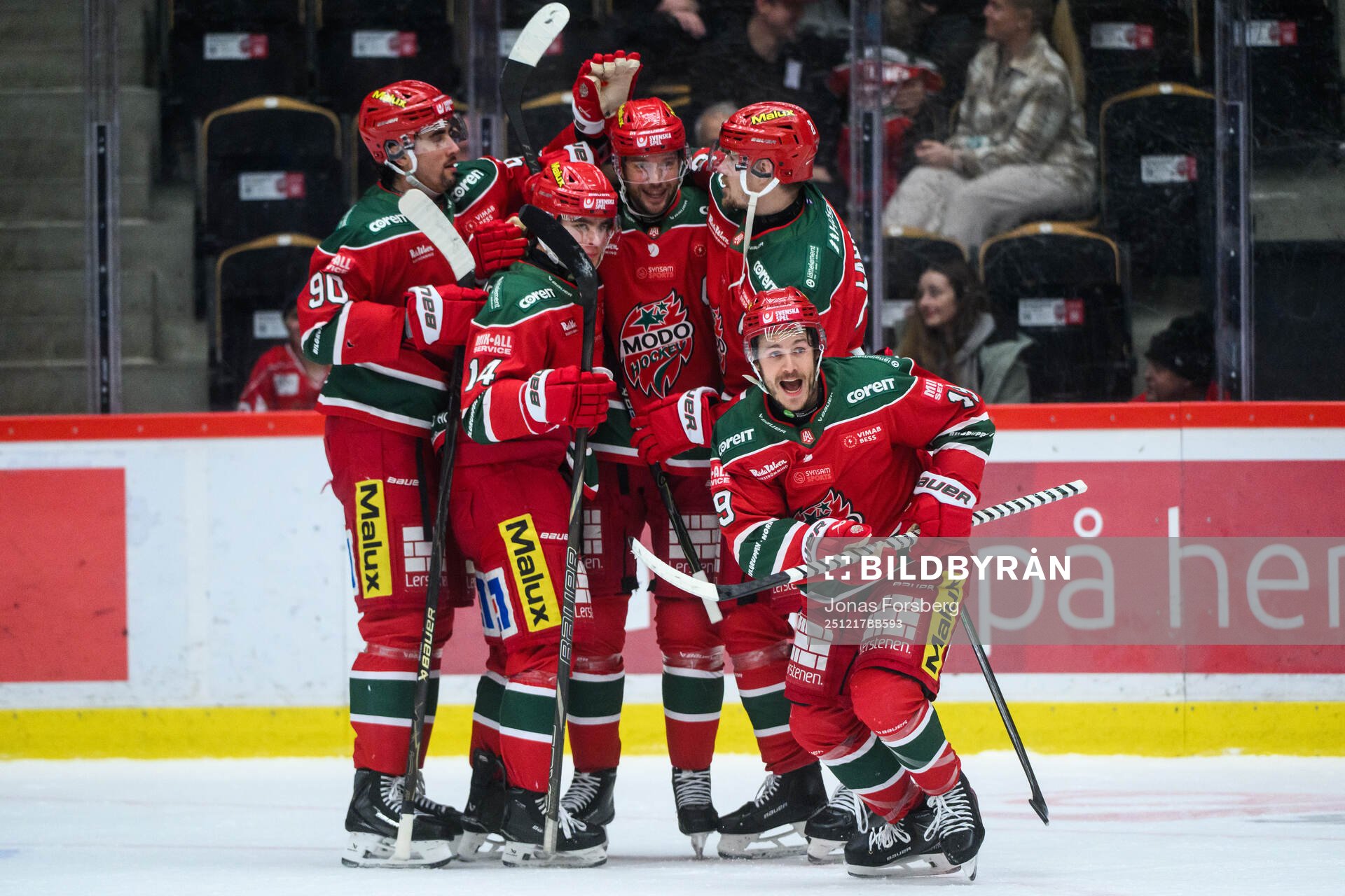 Modos David Rundblad jublar med lagkamrater