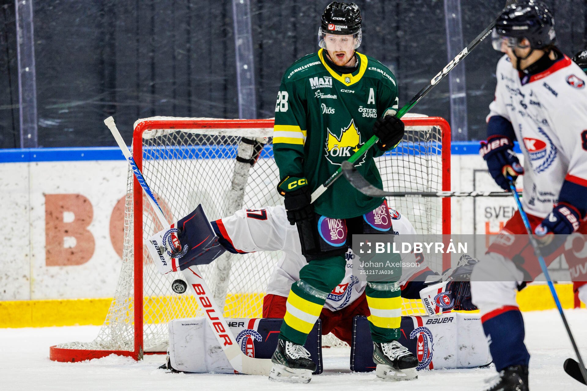 Oskarshamns målvakt Emil Vuorio och Östersunds Samuel