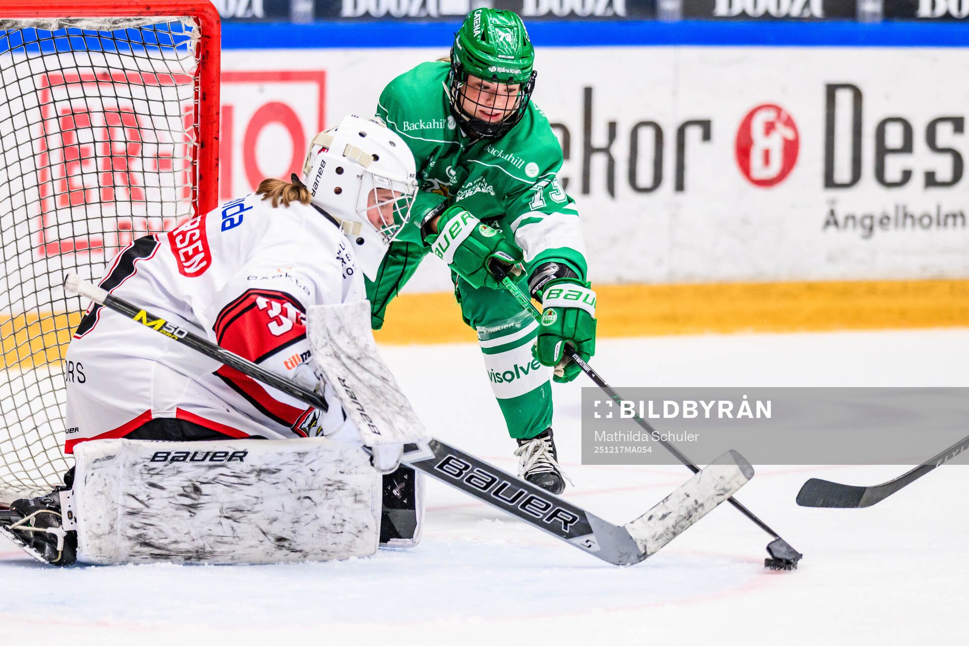 Malmös målvakt Aya Juhl Petersen och Rögles Cassidy