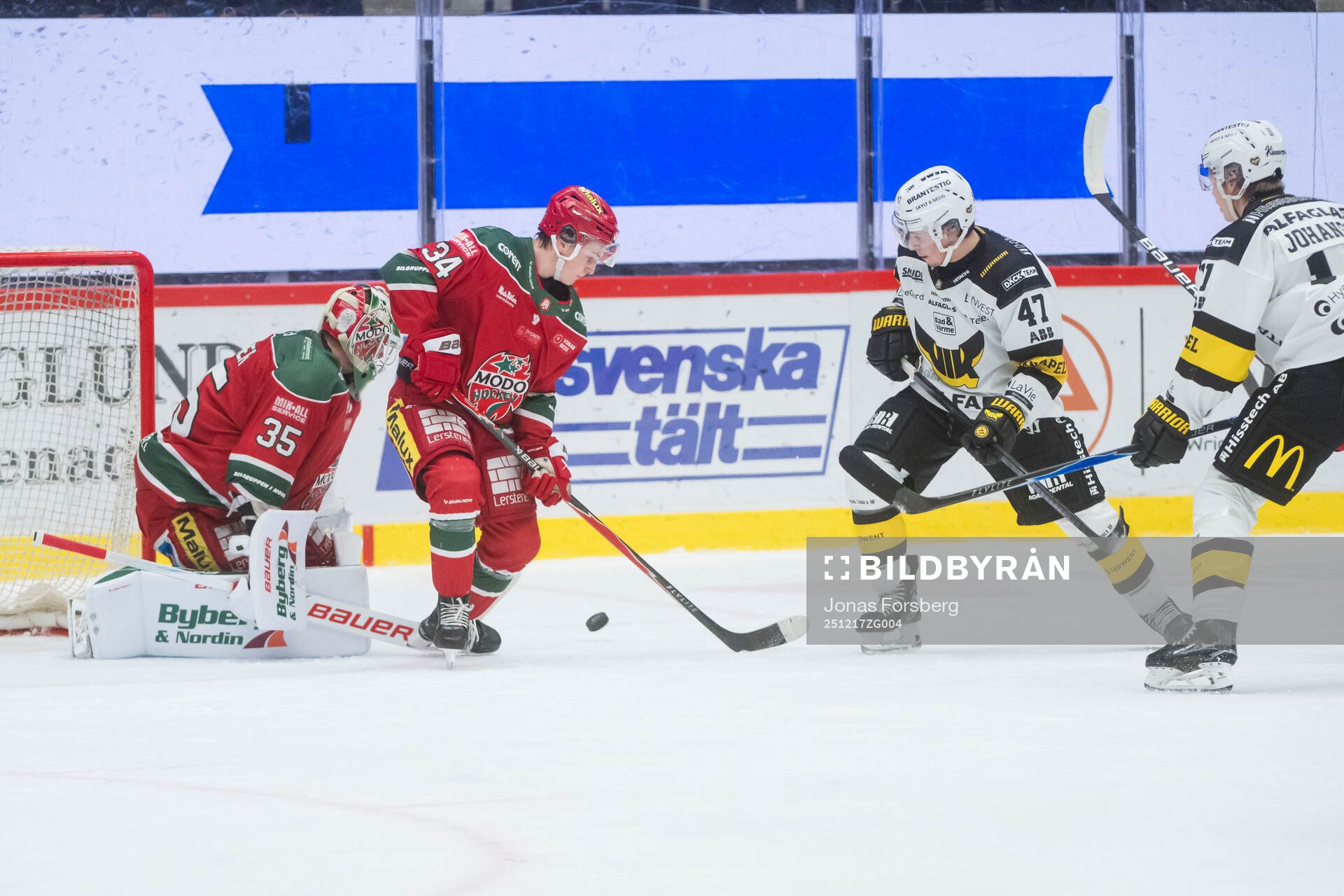 Modos målvakt Adam Werner och Hugo Hallin mot Västerås