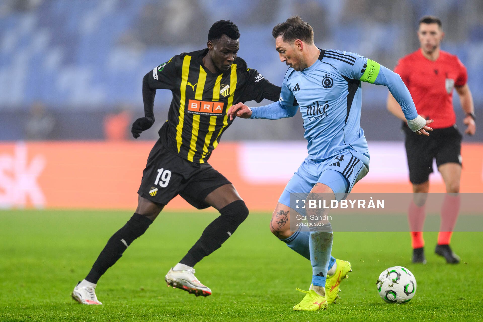 John Paul Dembe of Häcken and Guram Kashia of Slovan