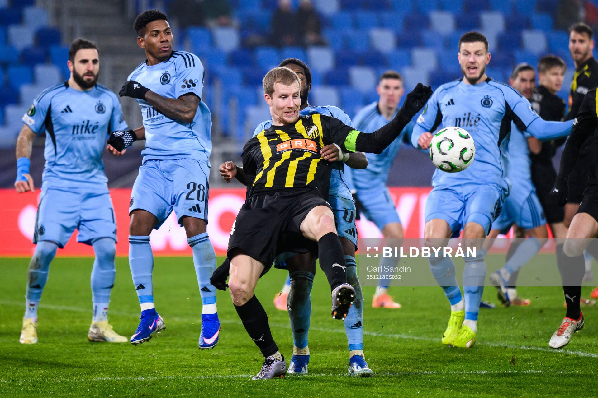 Simon Gustafson of Häcken and Sandro Cruz of Slovan