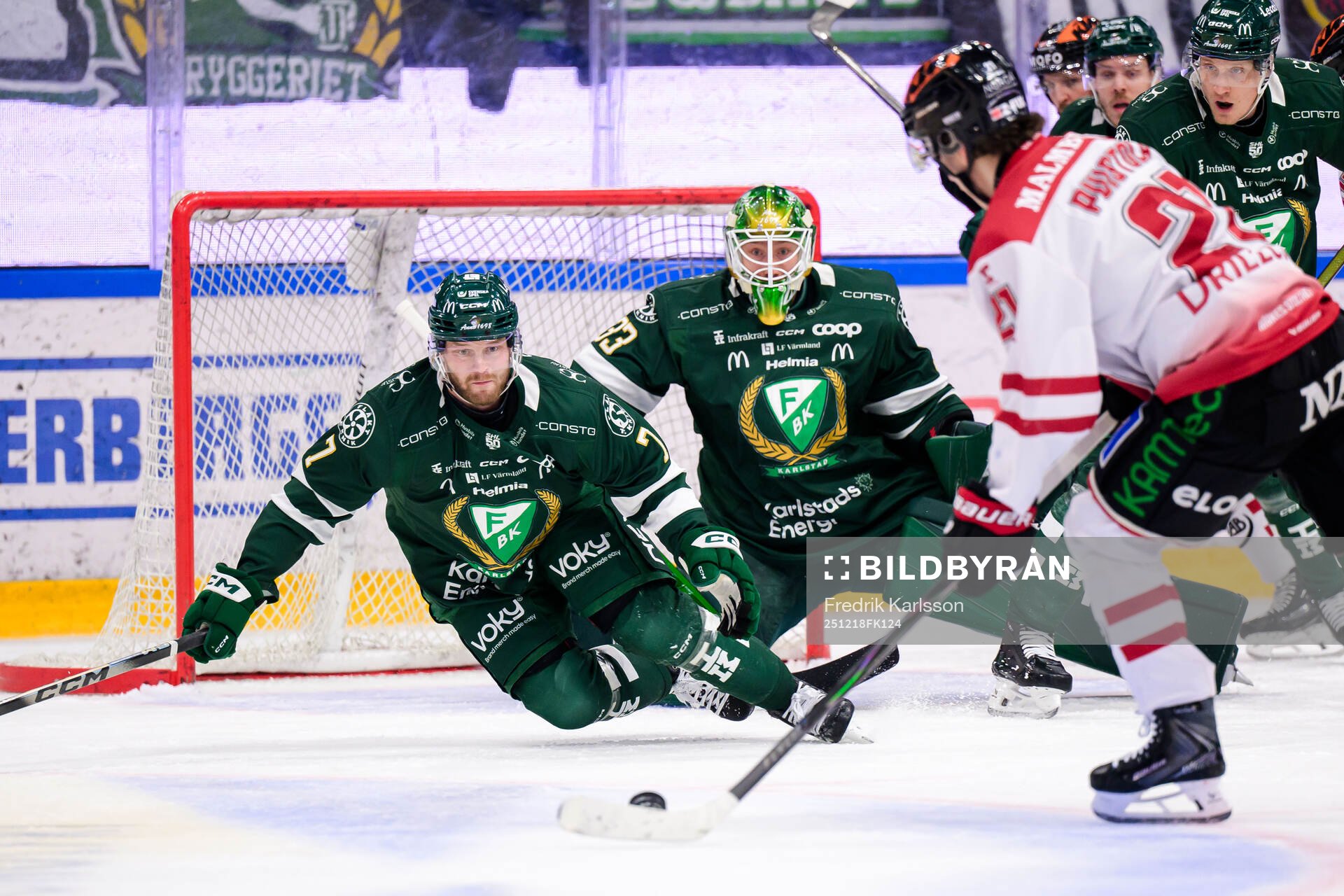Färjestads Axel Bergkvist och målvakt Emil Larmi