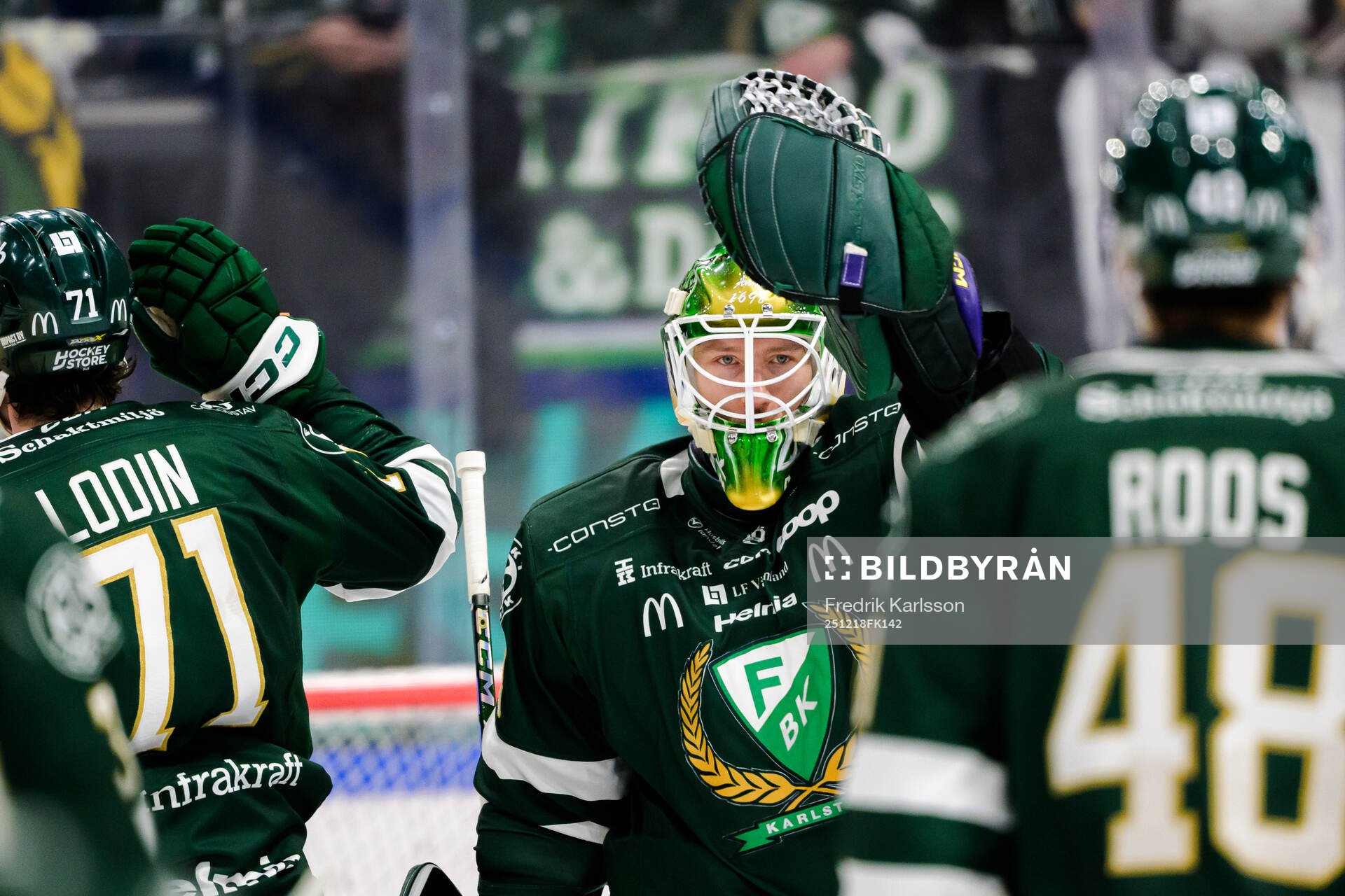 Färjestads målvakt Emil Larmi jublar