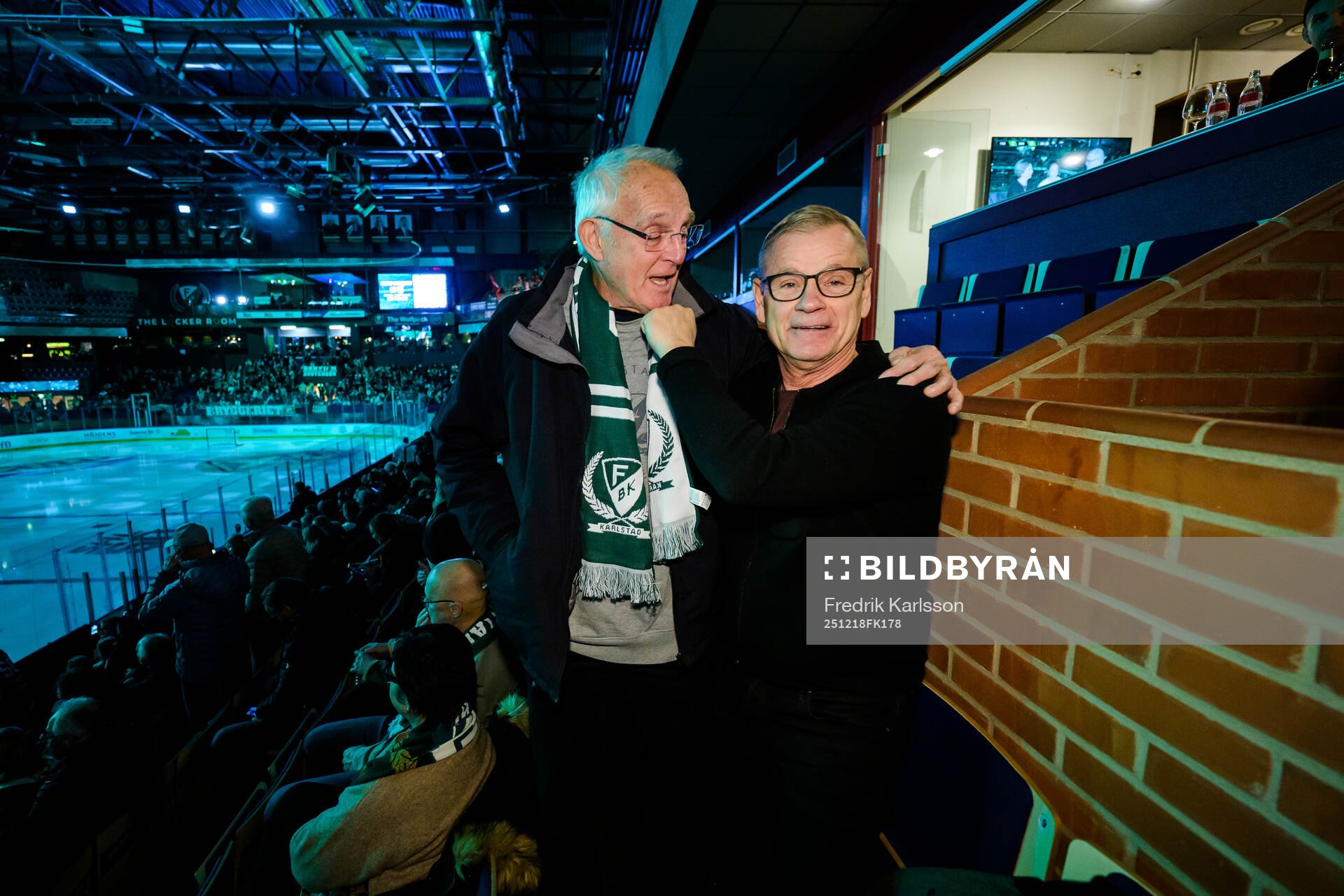 Lennart Lundh och Håkan Loob på läktaren