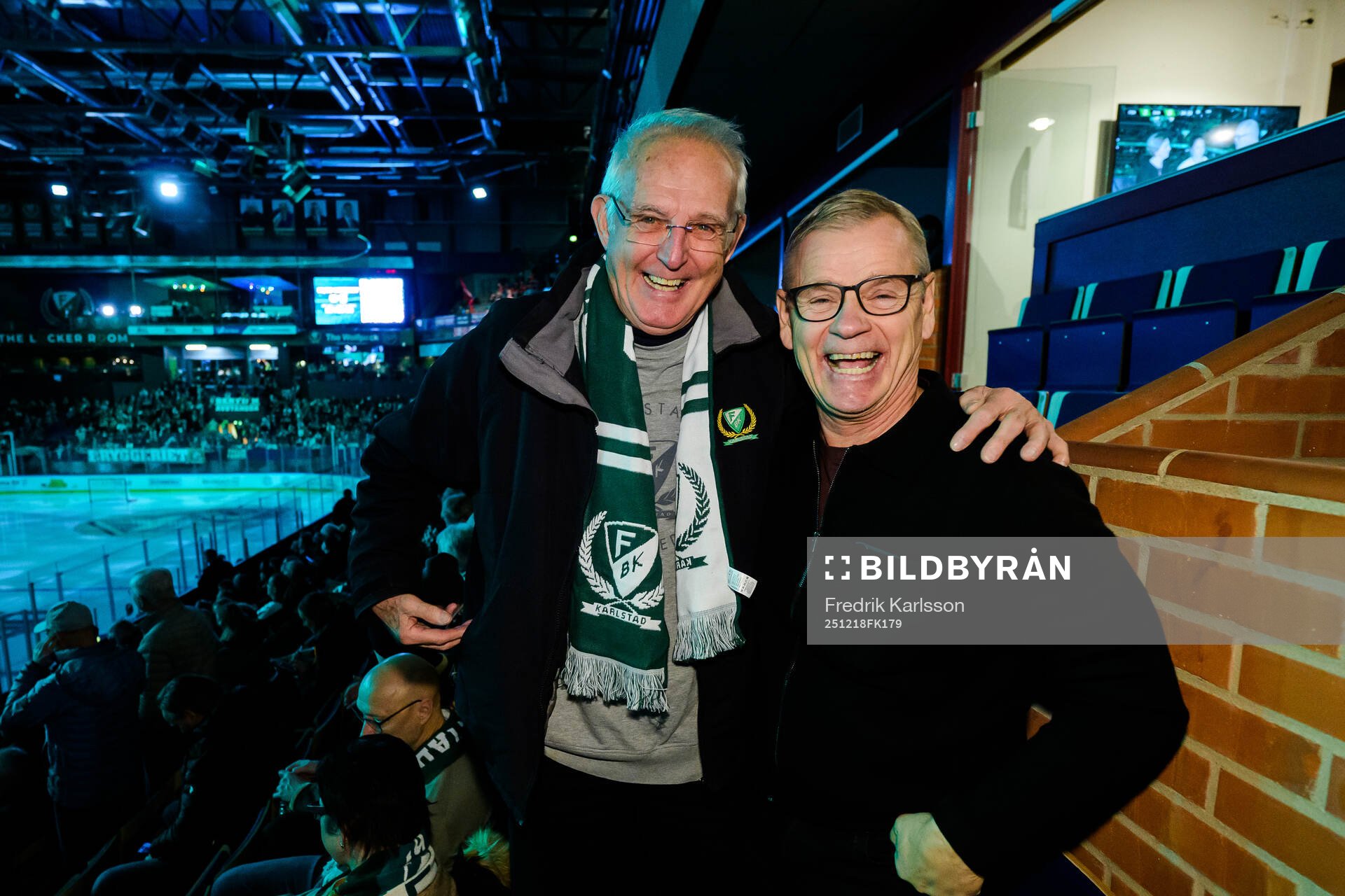 Lennart Lundh och Håkan Loob på läktaren