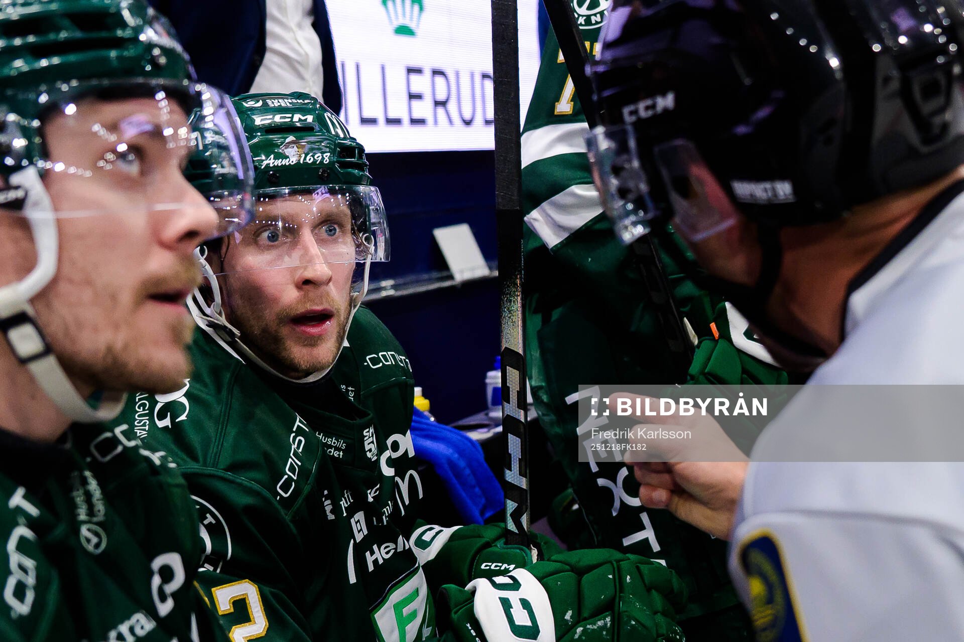 Färjestads Per Åslund i samtal med domare Andreas