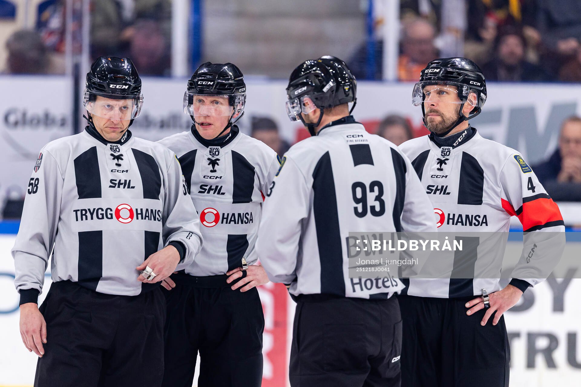 linjedomare Rickard Nilsson, domare Mikael Holm och domare
