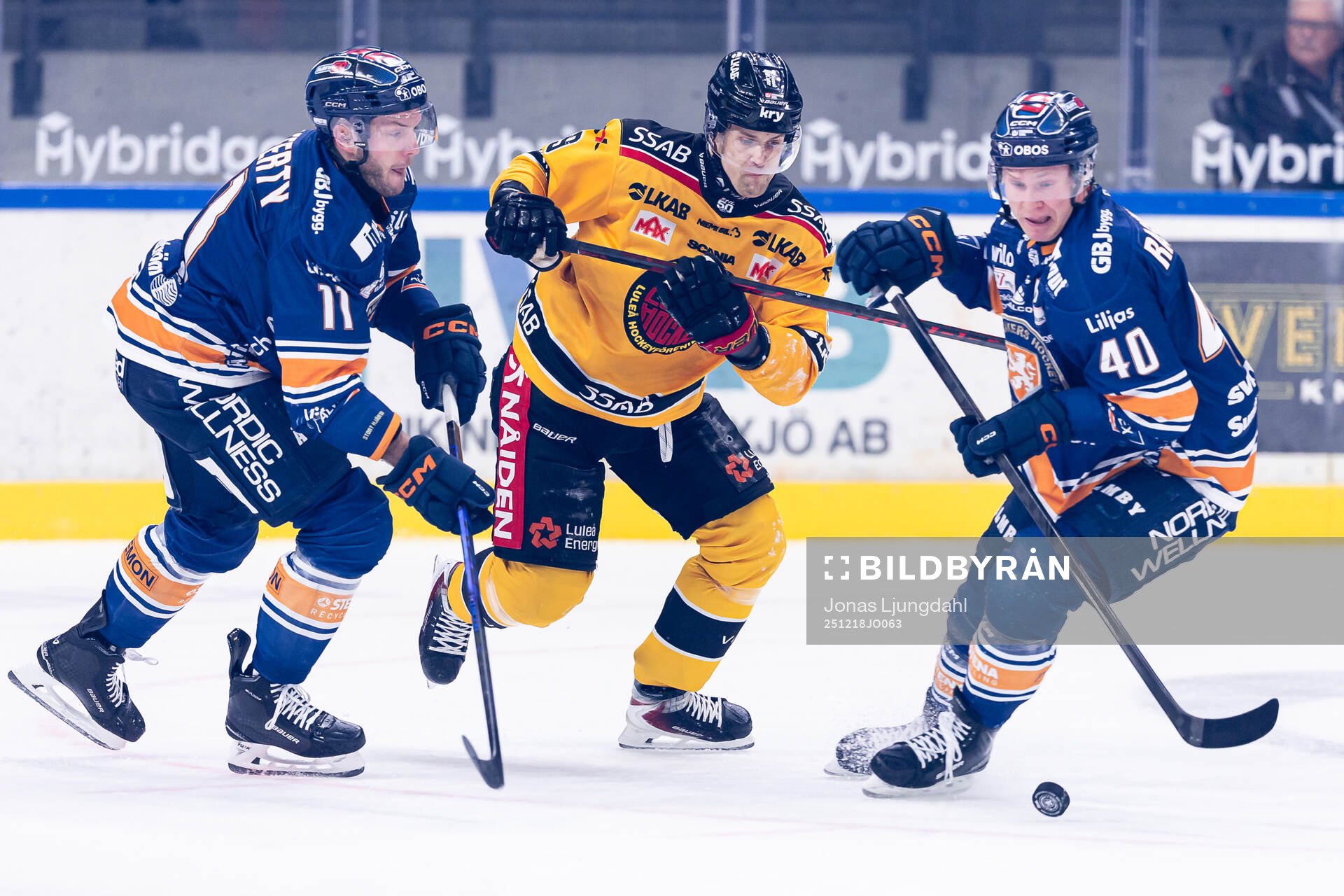 Luleås Heikki Liedes mellan Växjös Brogan Rafferty och
