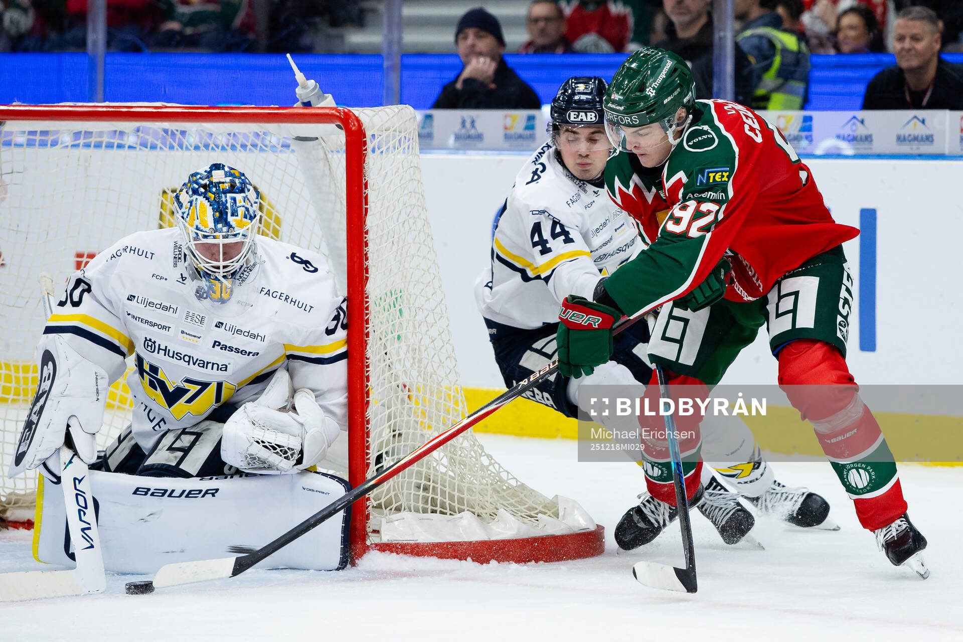 Frölundas Filip Cederqvist mot HV71s målvakt Lassi