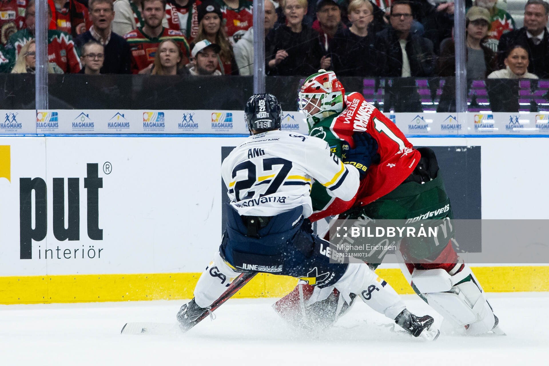 HV71s Jonathan Ang åker in i Frölundas målvakt Lars