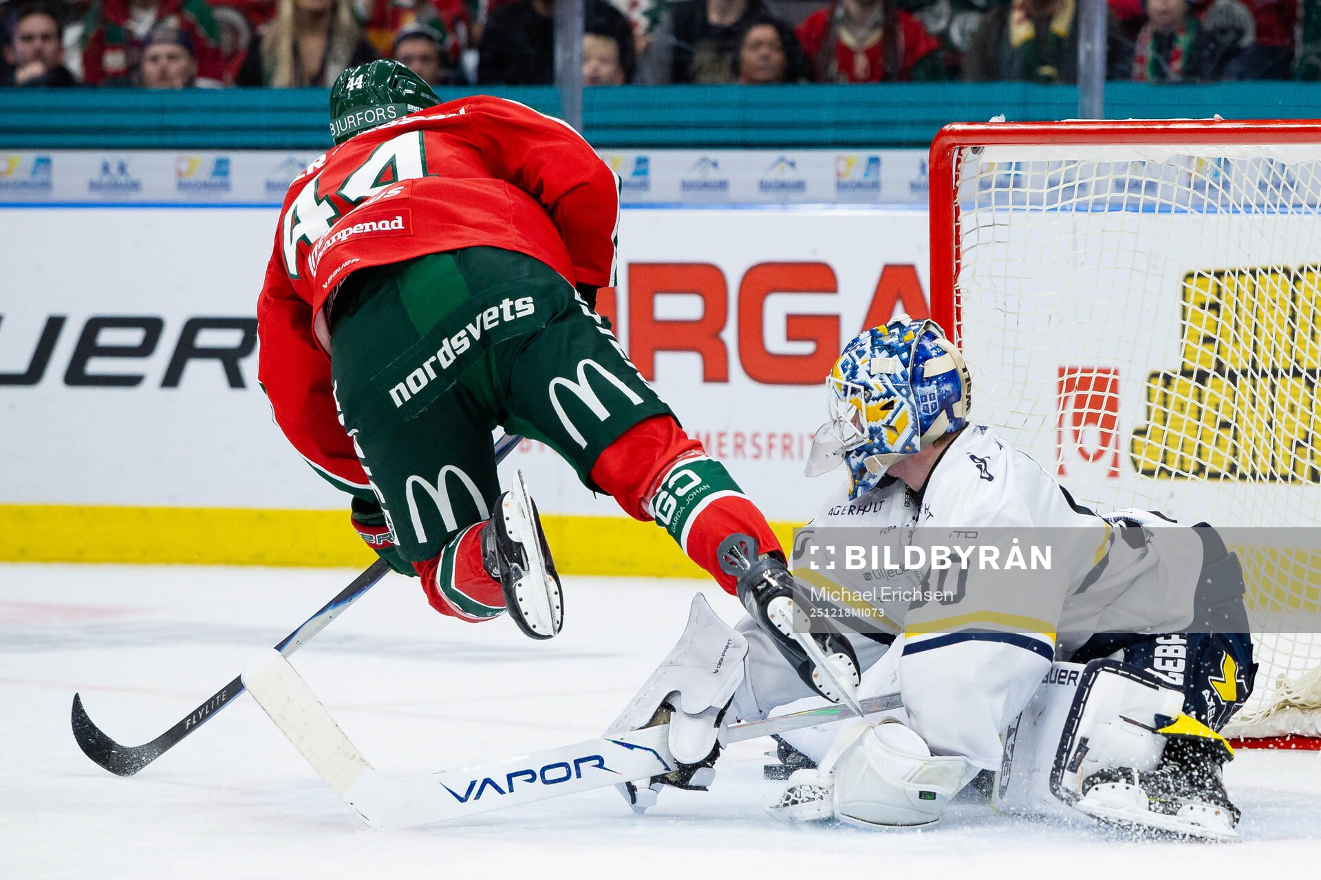 HV71s målvakt Lassi Lehtinen räddar en straff slagen av