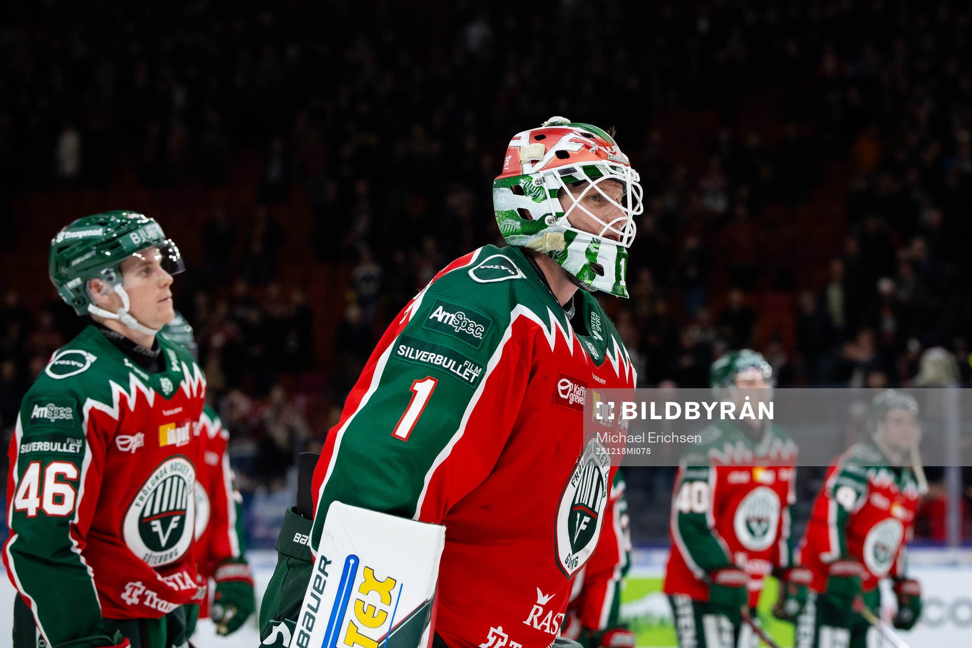 Frölundas målvakt Lars Johansson jublar och tackar