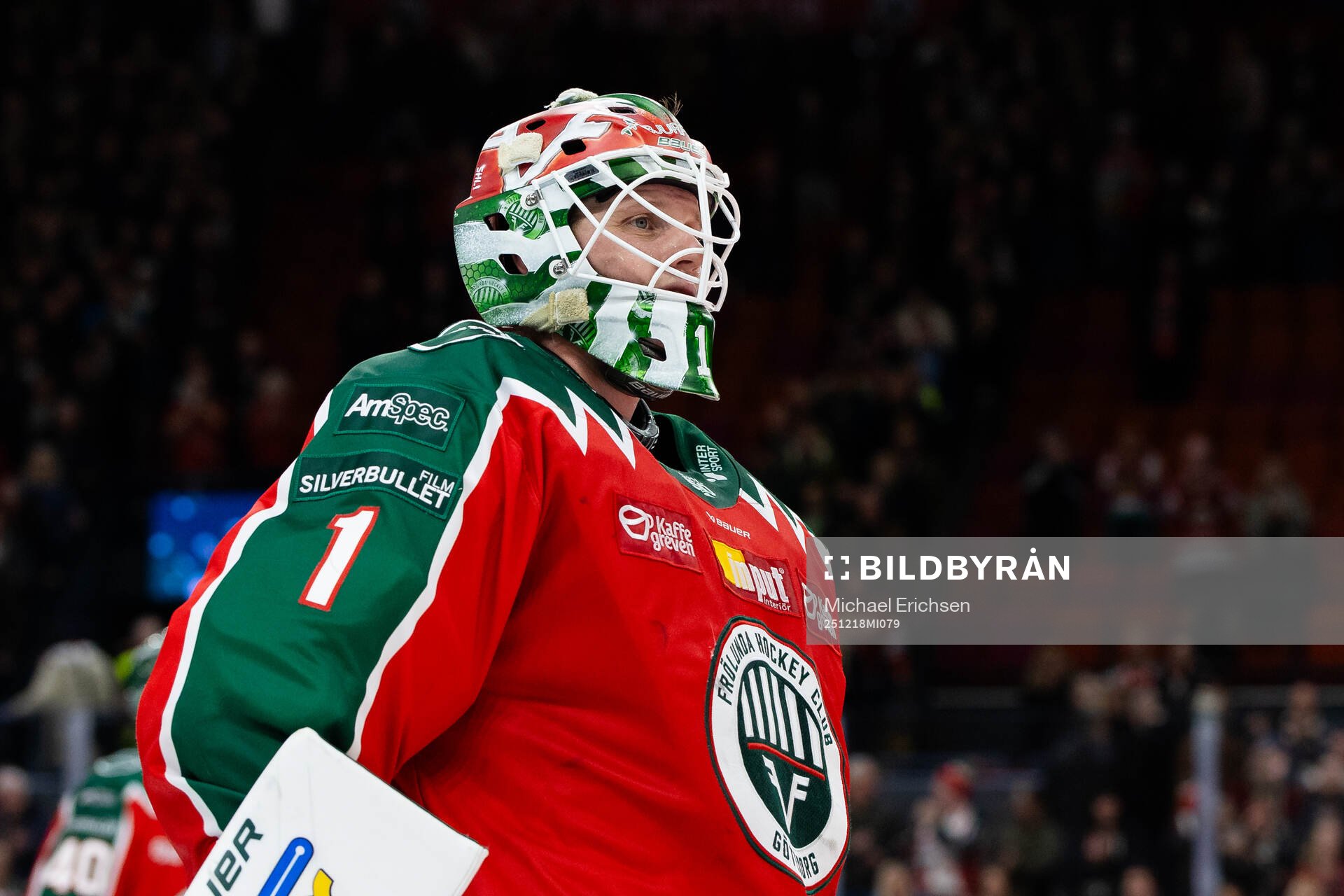 Frölundas målvakt Lars Johansson jublar och tackar