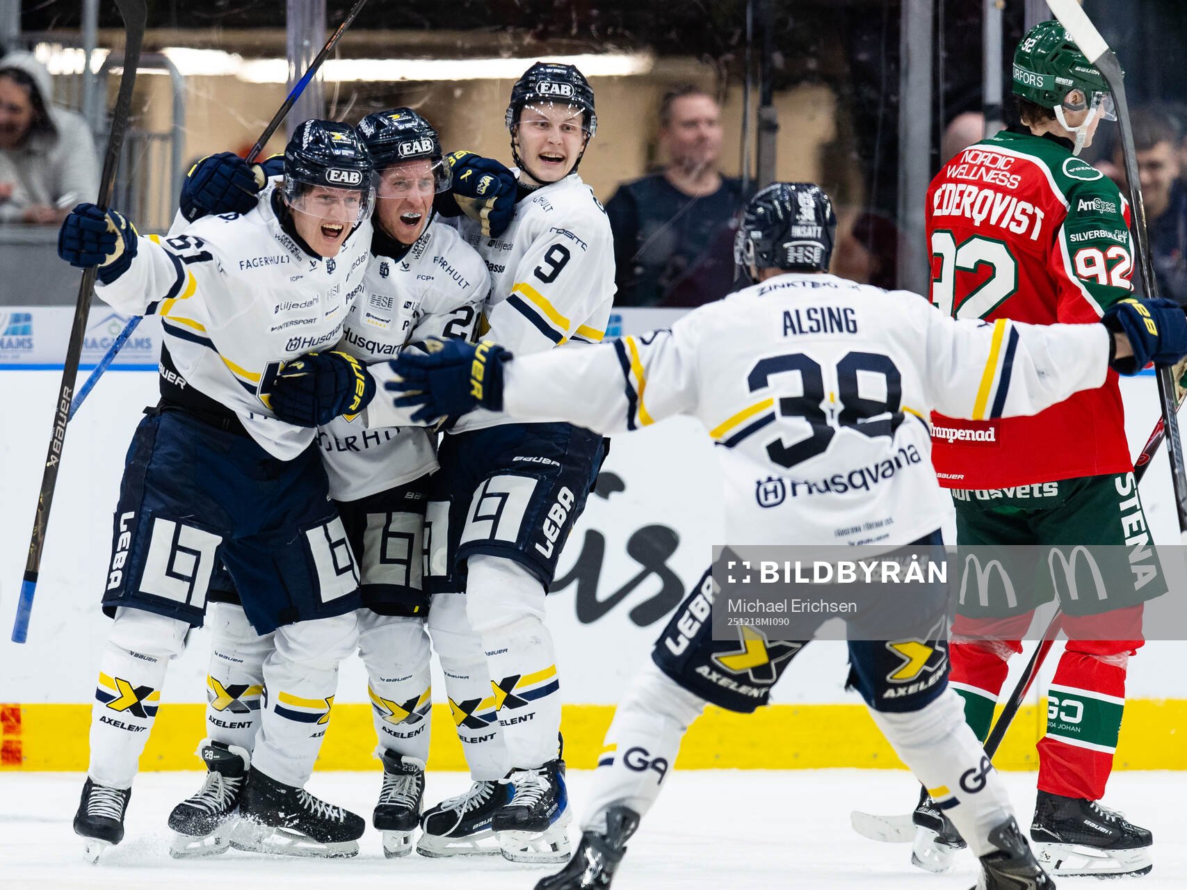 HV71s Justin Glenn Kloos jublar med lagkamrater