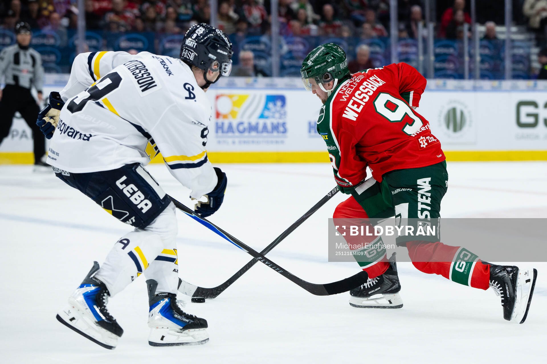 HV71s Hugo Pettersson mot Frölundas Linus Weissbach