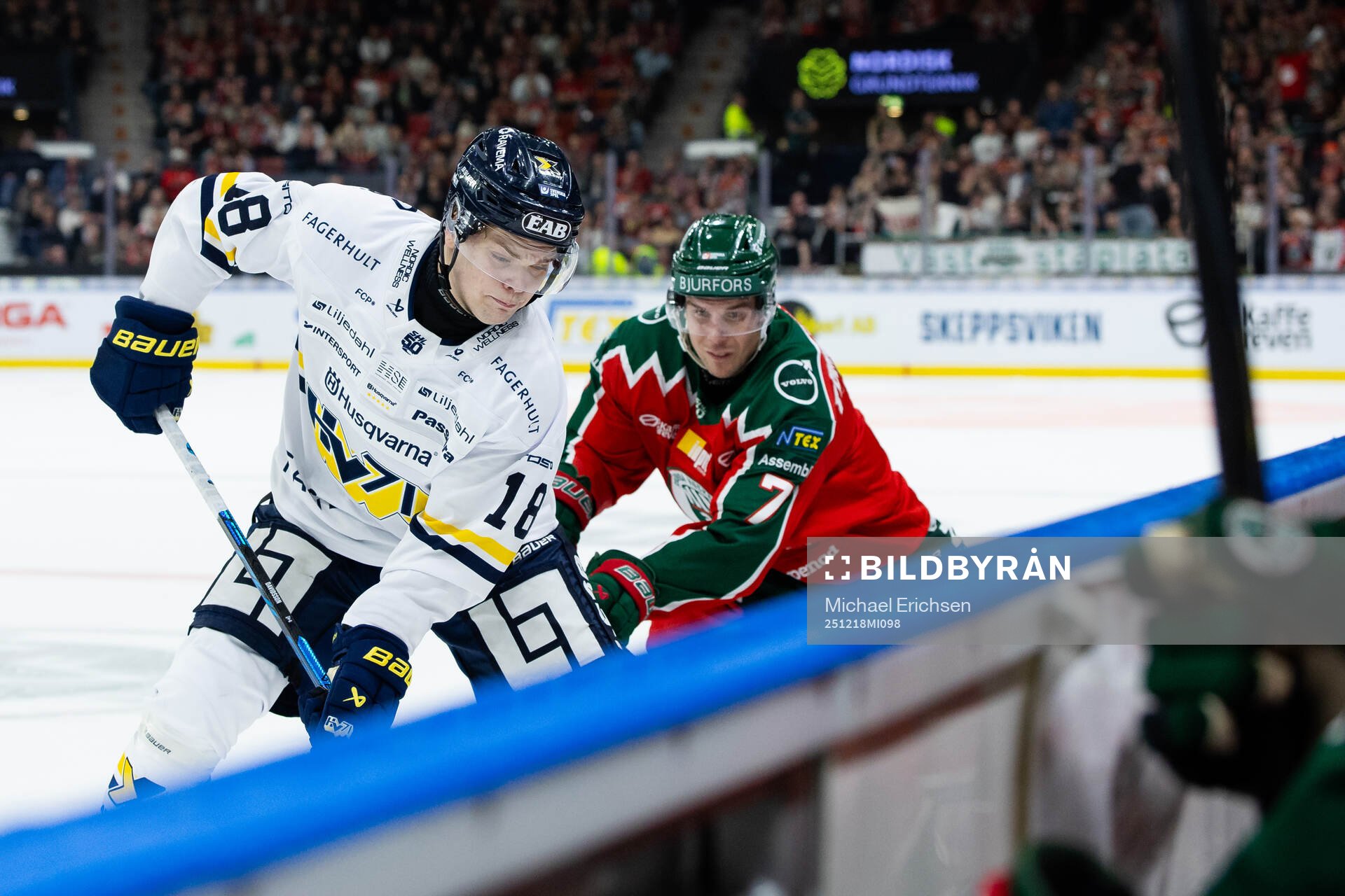 HV71s Oscar Davidsson och Frölundas Henrik Tömmernes