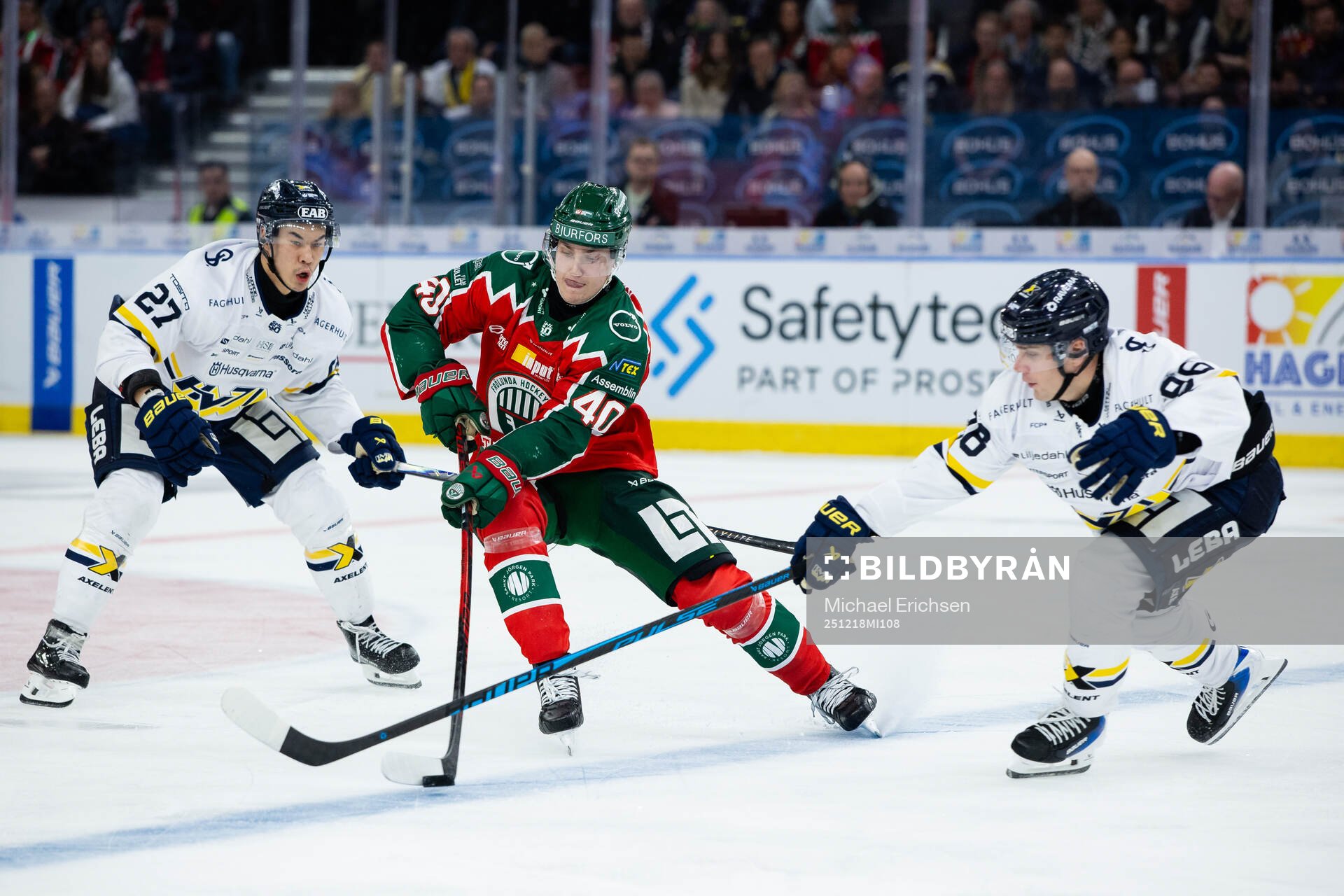 HV71s Jonathan Ang och Nikola Pasic mot Frölundas Jacob