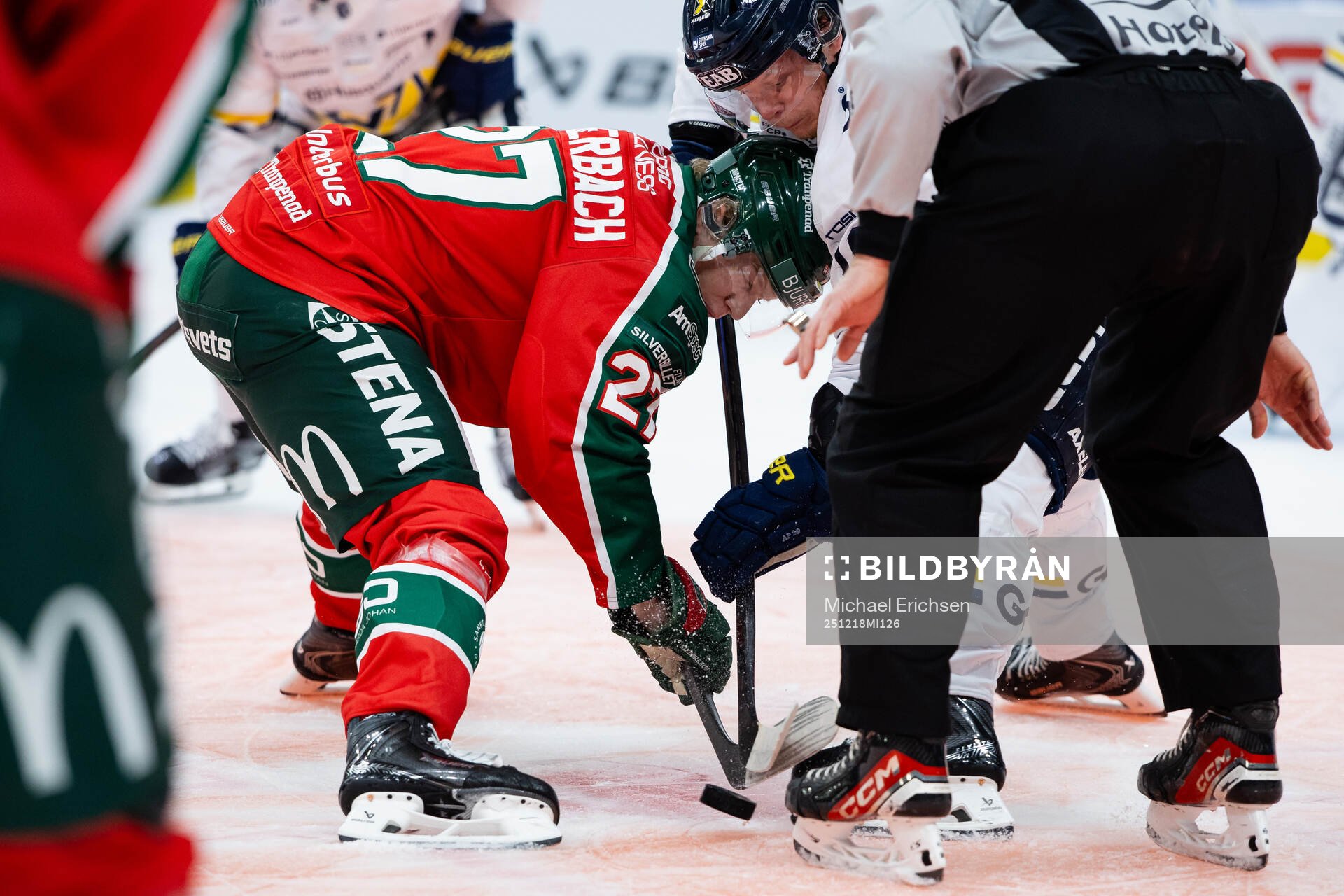 Frölundas Theodor Niederbach tekar mot HV71s Linus