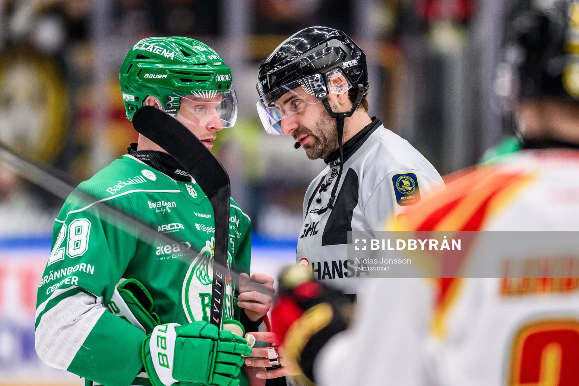 Rögles Anton Bengtsson och Domare Mikael Sjöqvist