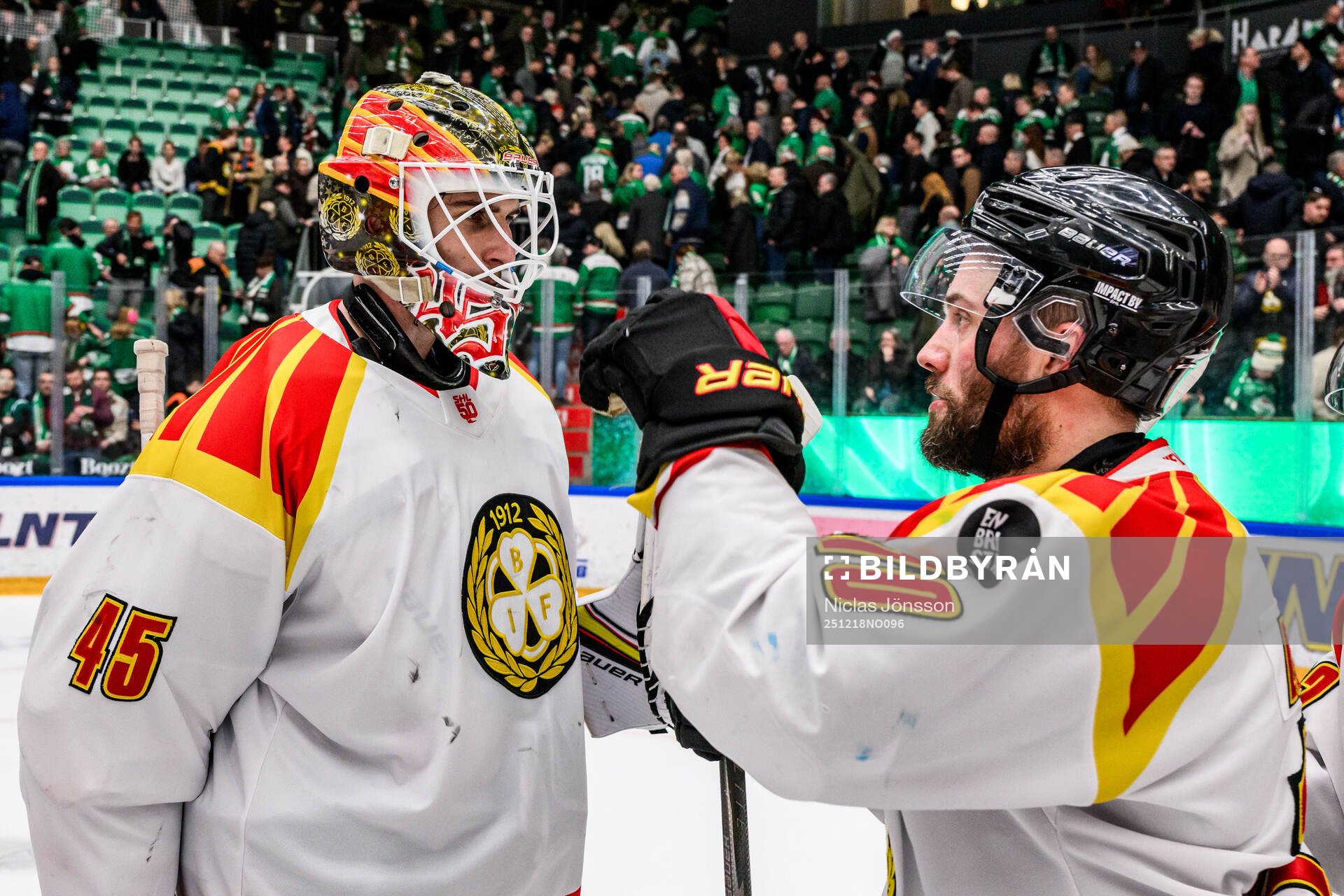 Brynäs målvakt Damian Clara och Johan Larsson jublar