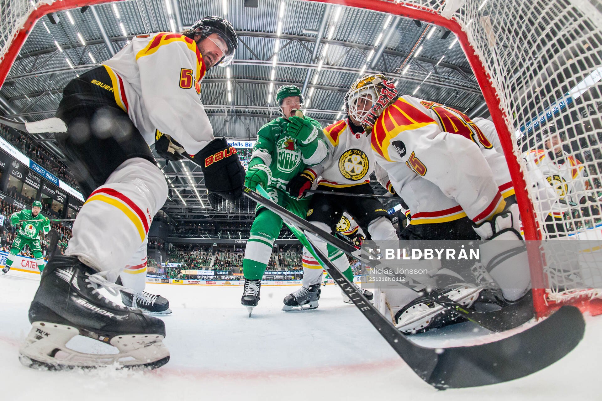 Brynäs Luke Witkowski och Rögles Anton Bengtsson vid 2-2