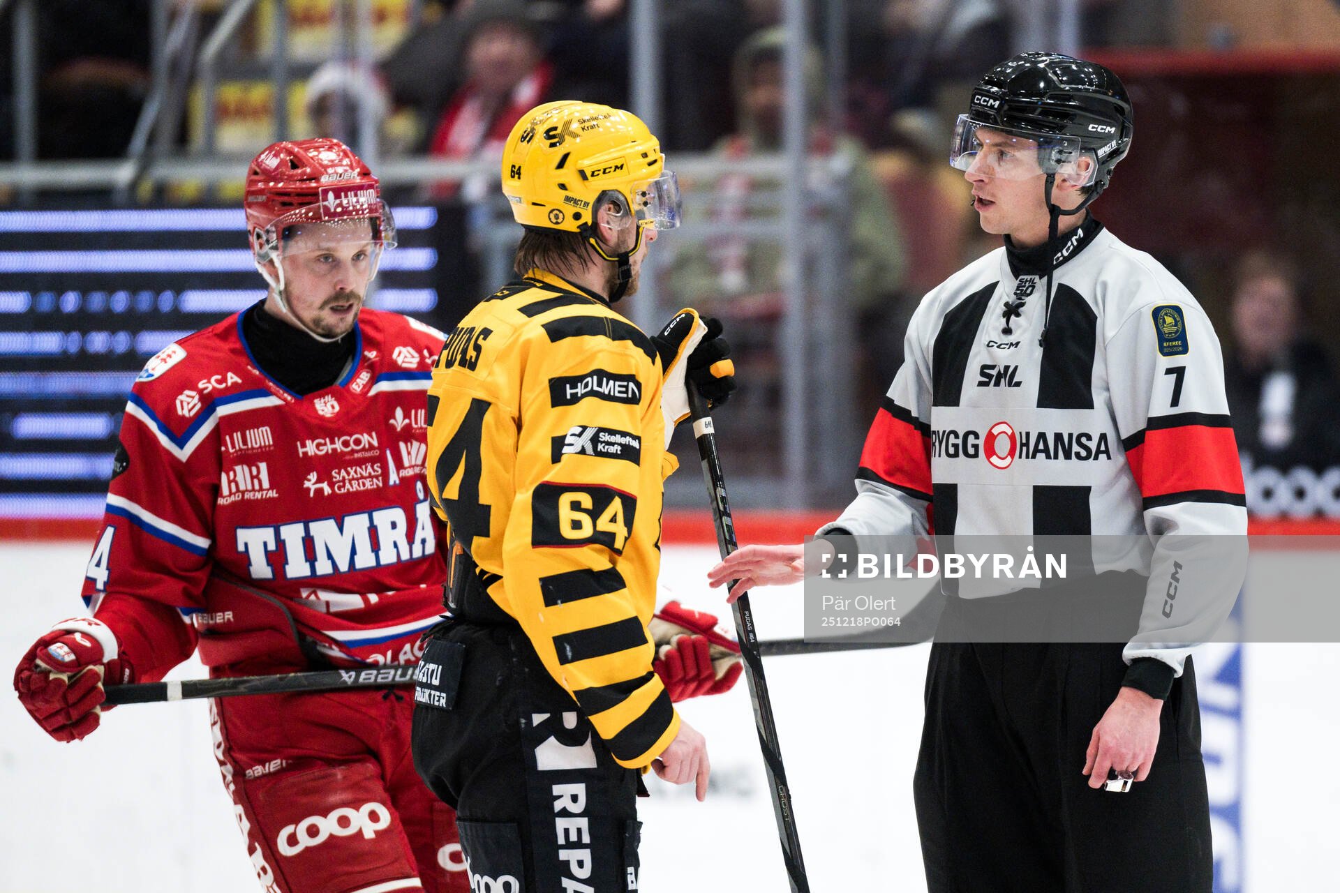 Skellefteås Jonathan Pudas diskuterar med domaren