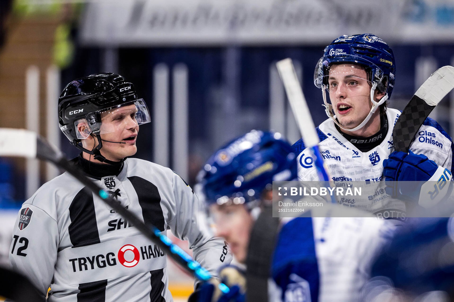Linjedomare William Henriksson och Leksands Anton Johansson
