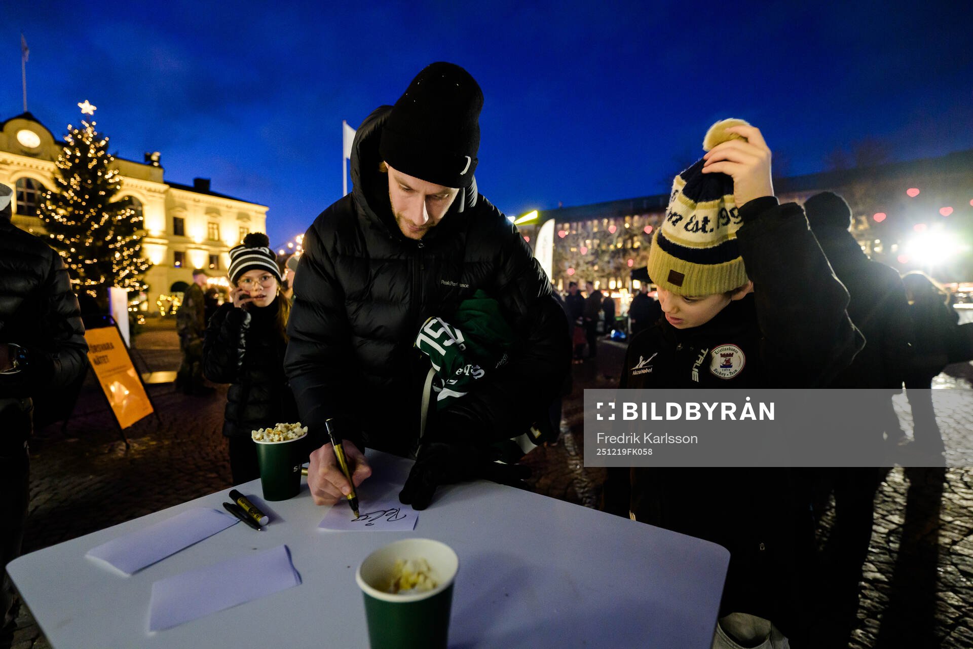 Färjestads Per Åslund skriver autograf