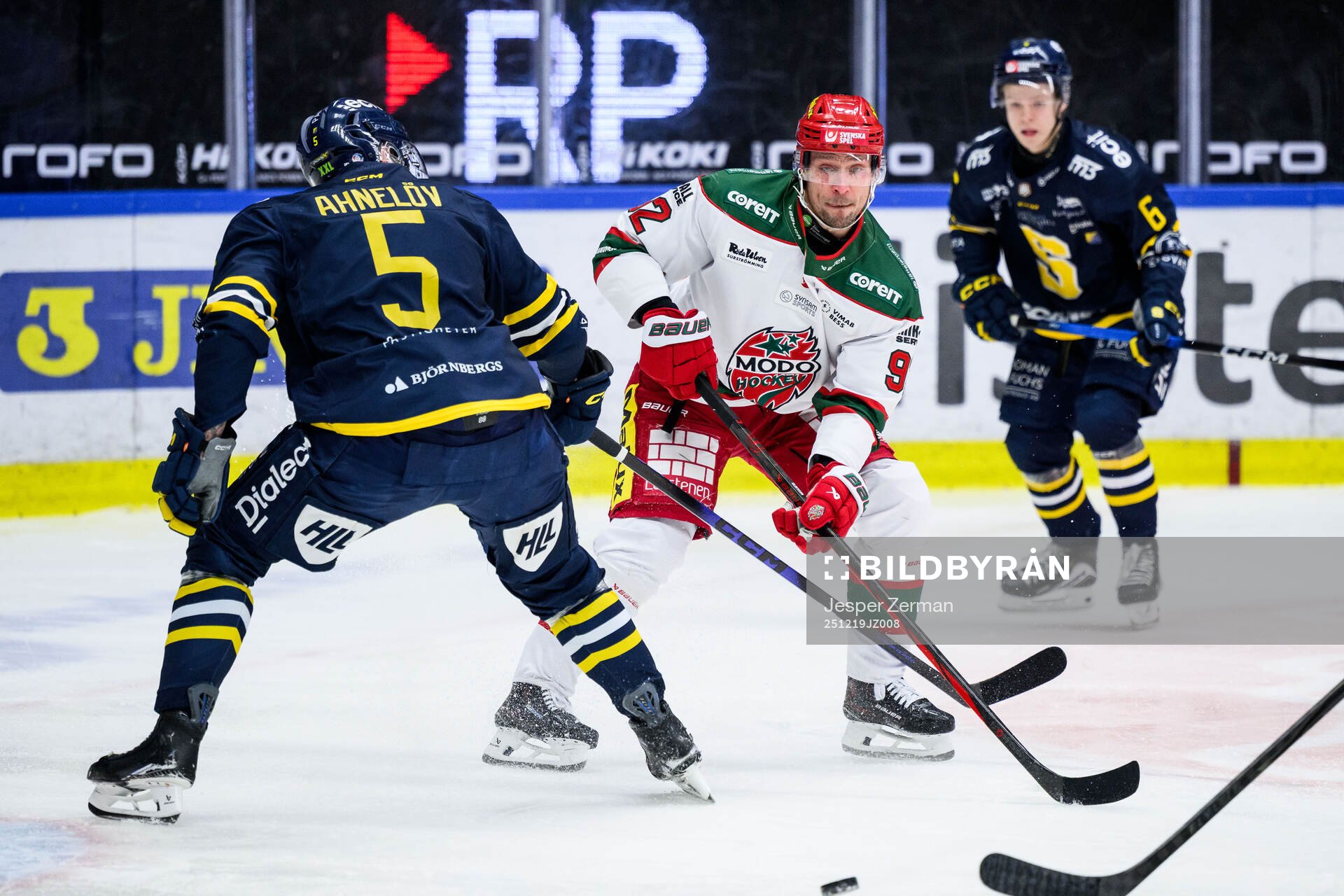 Modos Jesper Olofsson och Södertäljes Jonas Ahnelöv
