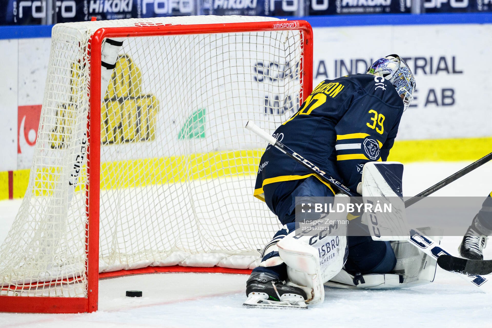 Södertäljes målvakt Oliver Håkansson släpper in 1-1 av
