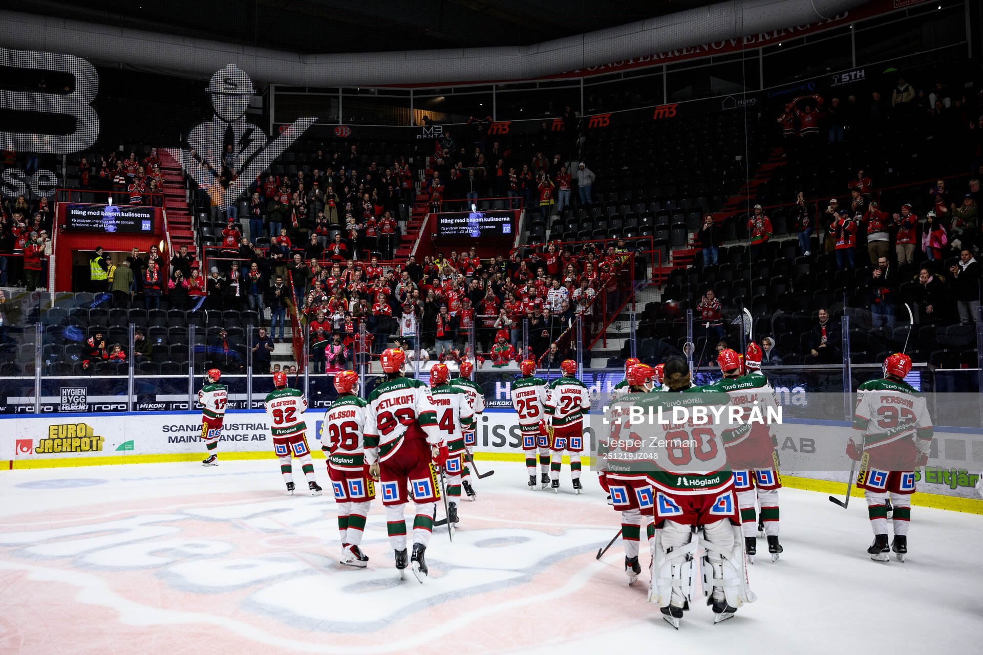 Modos spelare jublar med supportrar