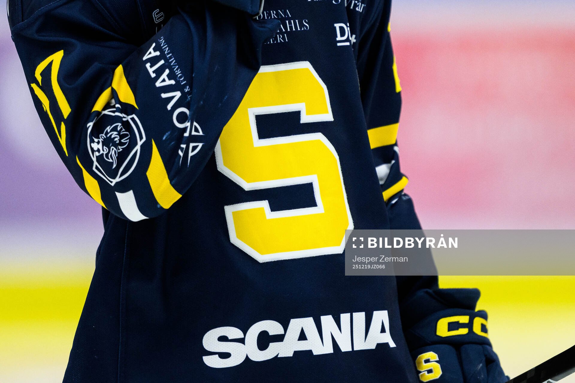 Södertäljes klubbmärke på en matchtröja