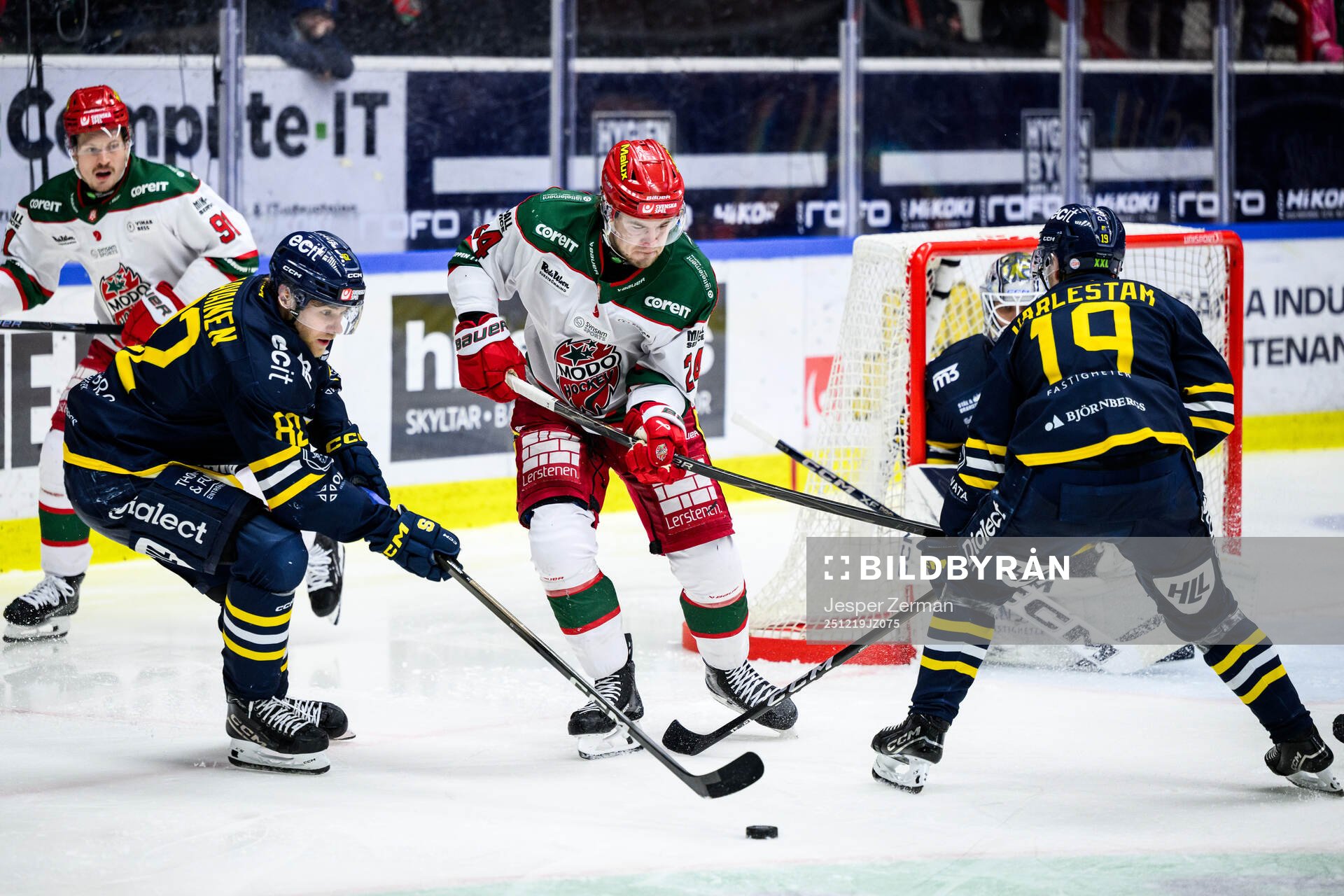 Södertäljes Roope Laavainen och Hampus Harlestam mot