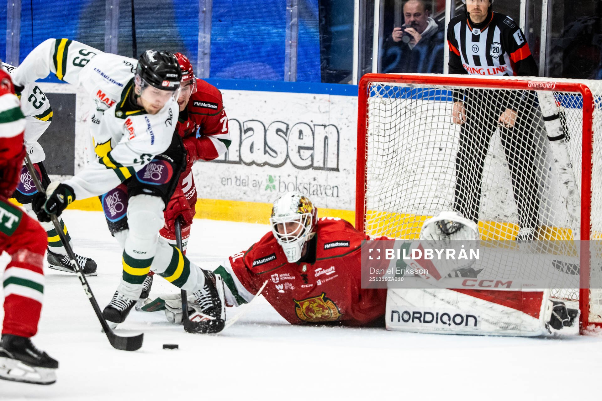 Östersunds Anton Klint och Moras målvakt Marcus Hellgren