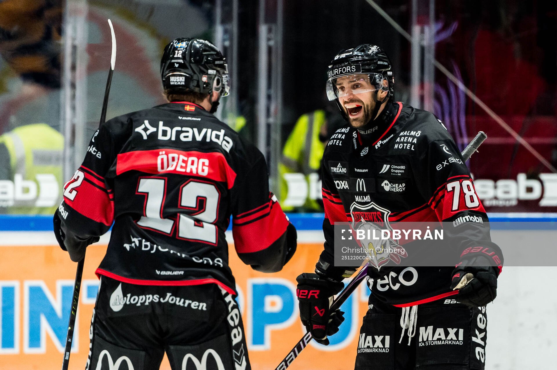 Malmö Redhawks Linus Öberg och Robin Hanzl jublar