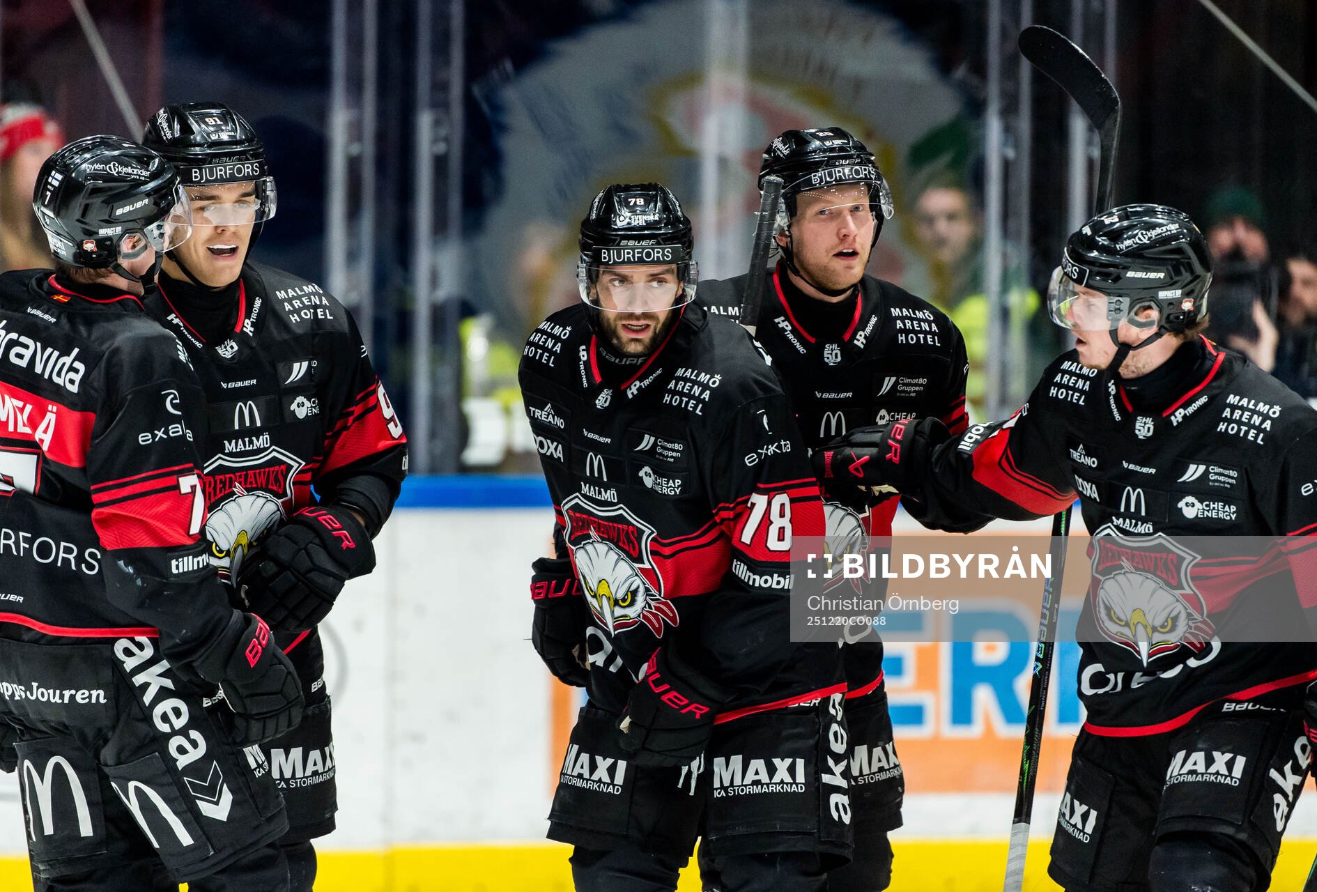 Malmö Redhawks Linus Öberg och spelare jublar