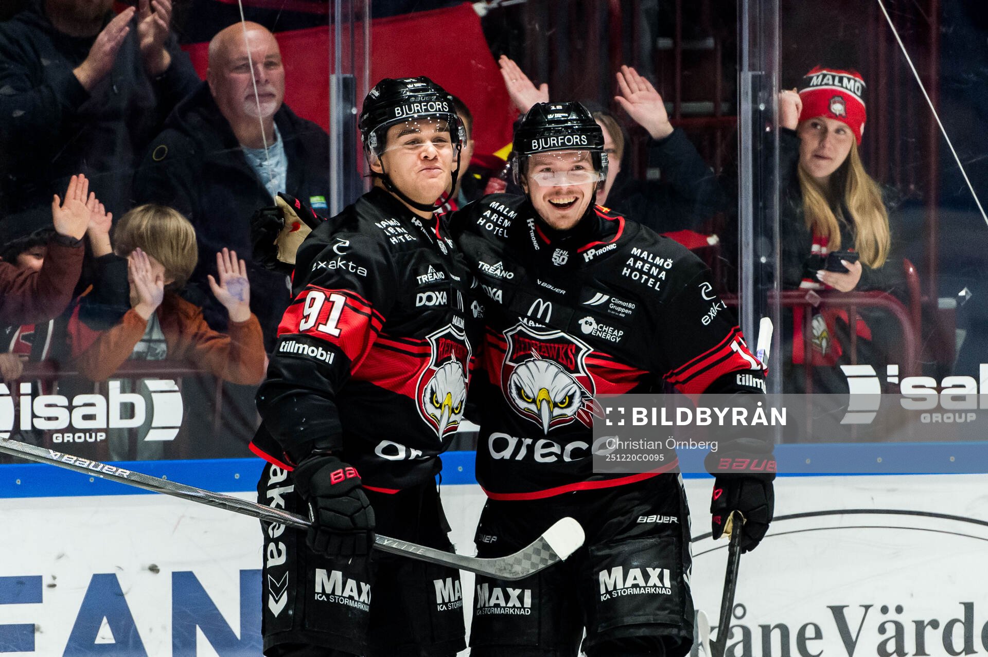Malmö Redhawks Axel Sundberg och Linus Öberg jublar