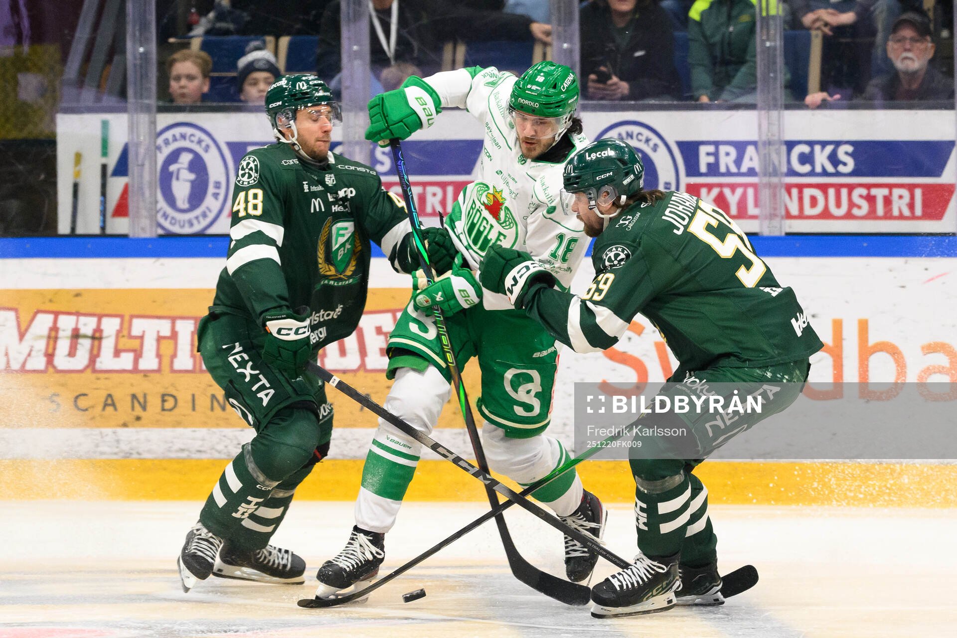 Rögles Dennis Everberg i en kamp mot Färjestads Filip