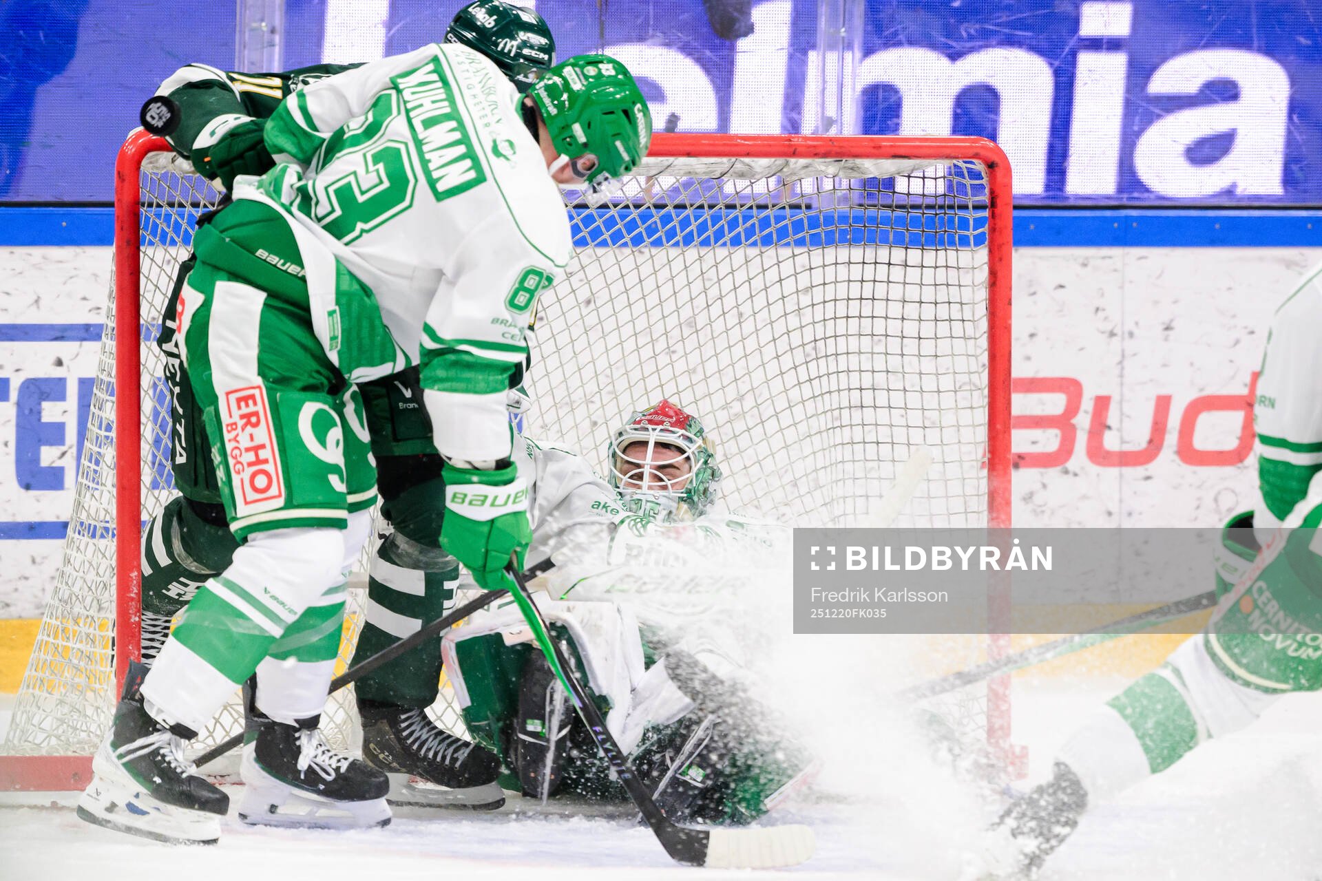 Färjestads Viktor Lodin och Rögles Karson Kuhlman och