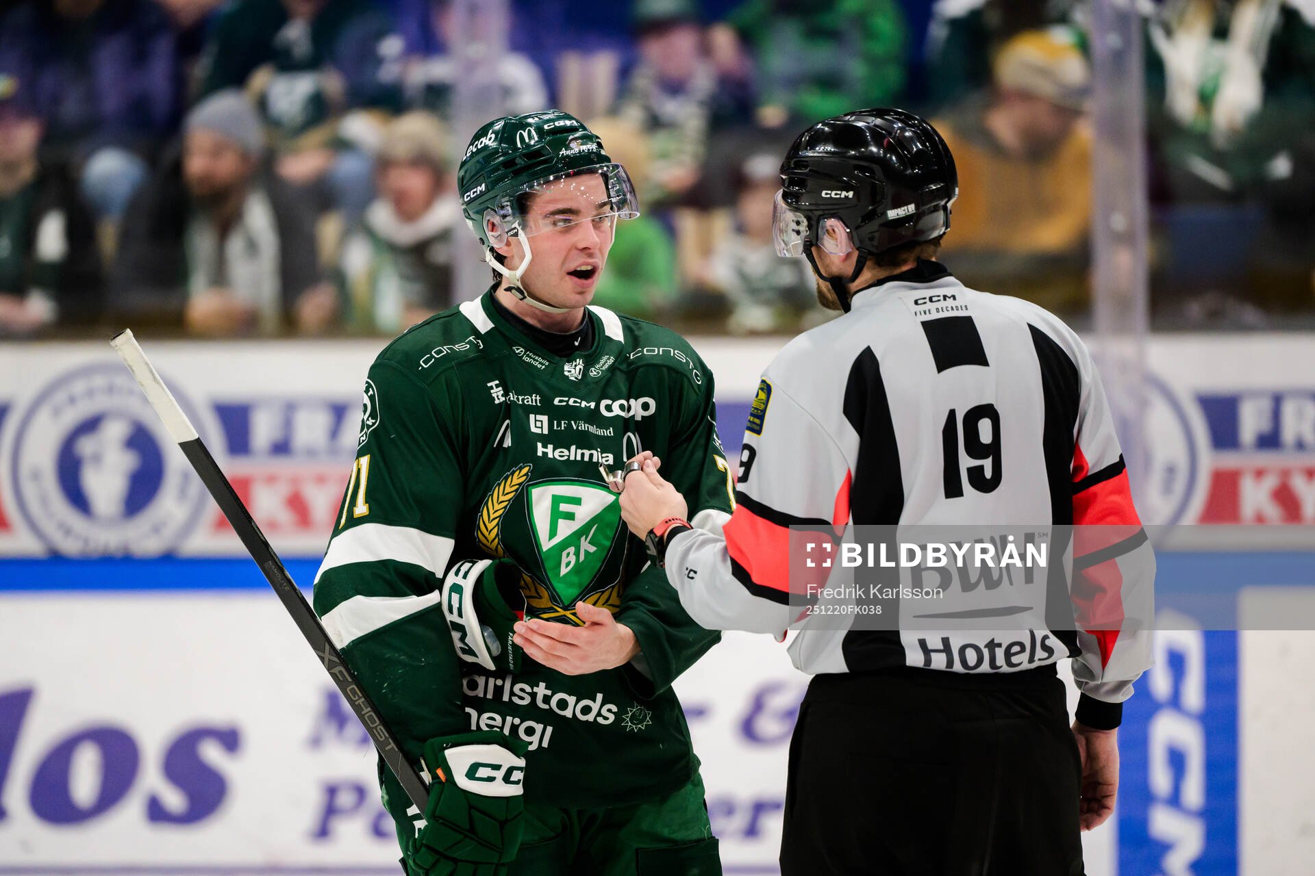 Färjestads Viktor Lodin i samtal med Domare David Laksola