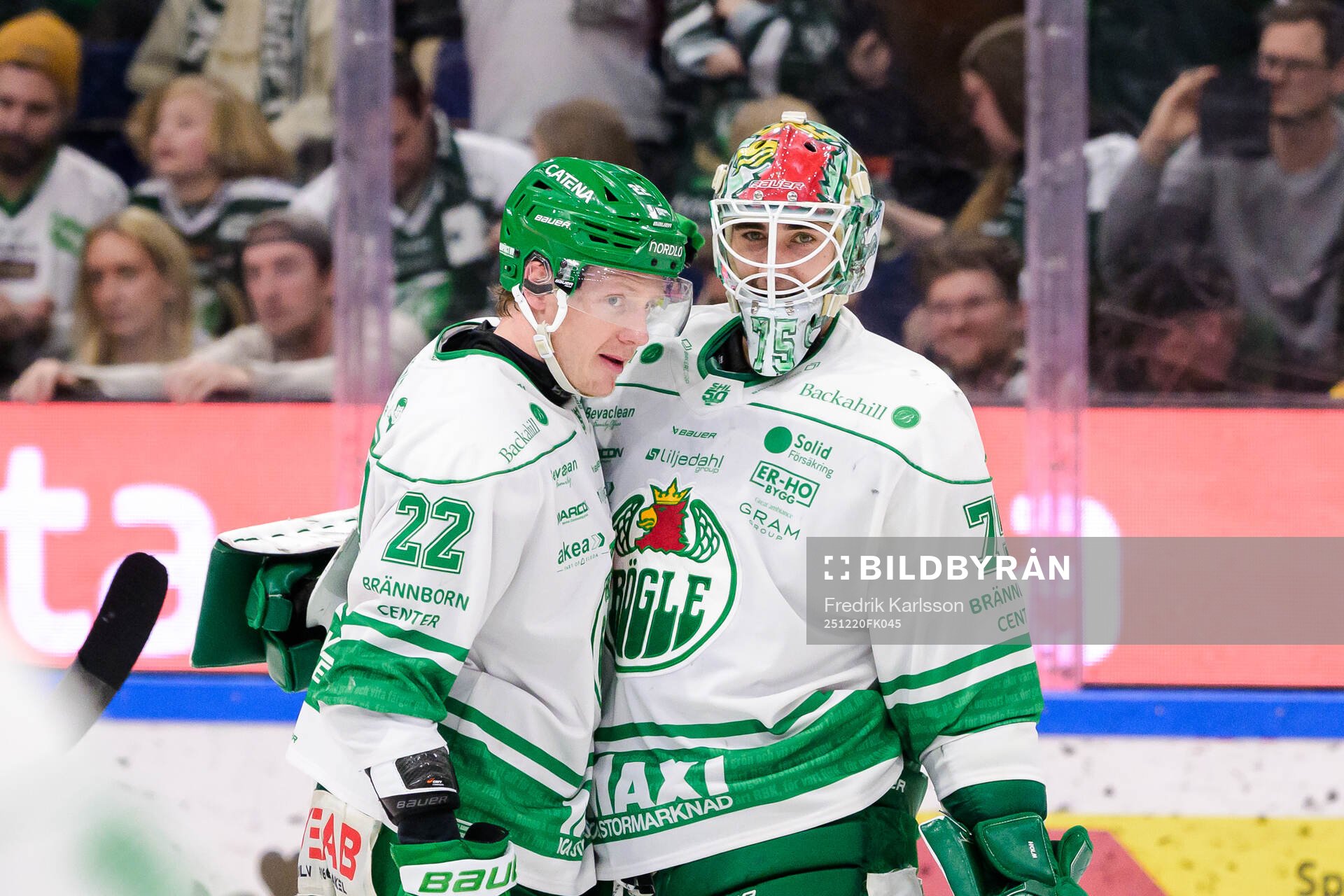 Rögles Fredrik Olofsson och målvakt Arvid Holm jublar
