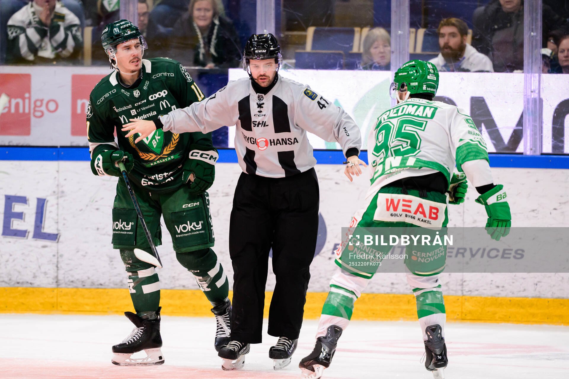 Färjestads Joakim Nygård, linjedomare Oliver Sjöberg och